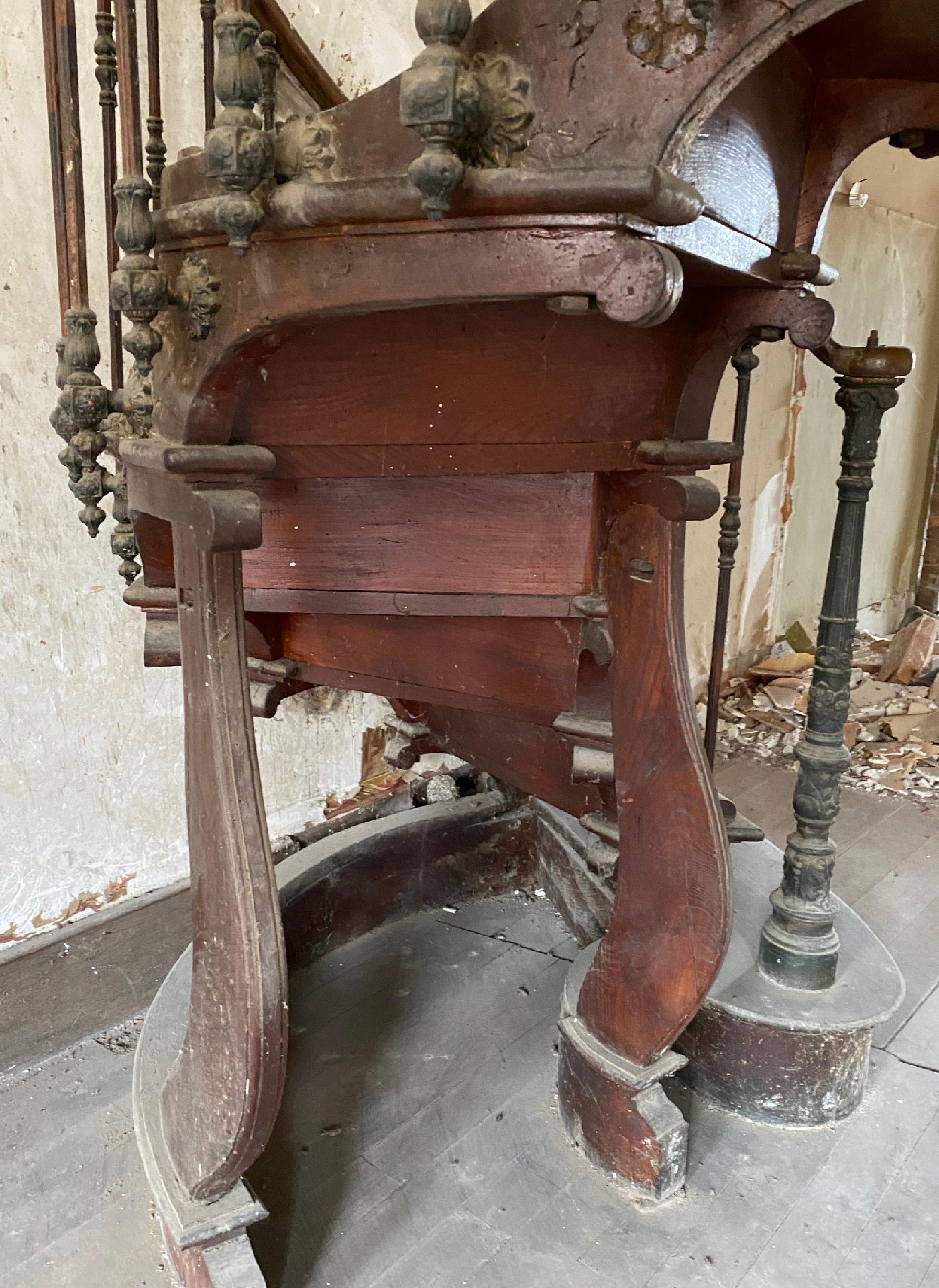 19th century wooden spiral staircase with hollow core In Good Condition For Sale In SAINT-OUEN-SUR-SEINE, FR