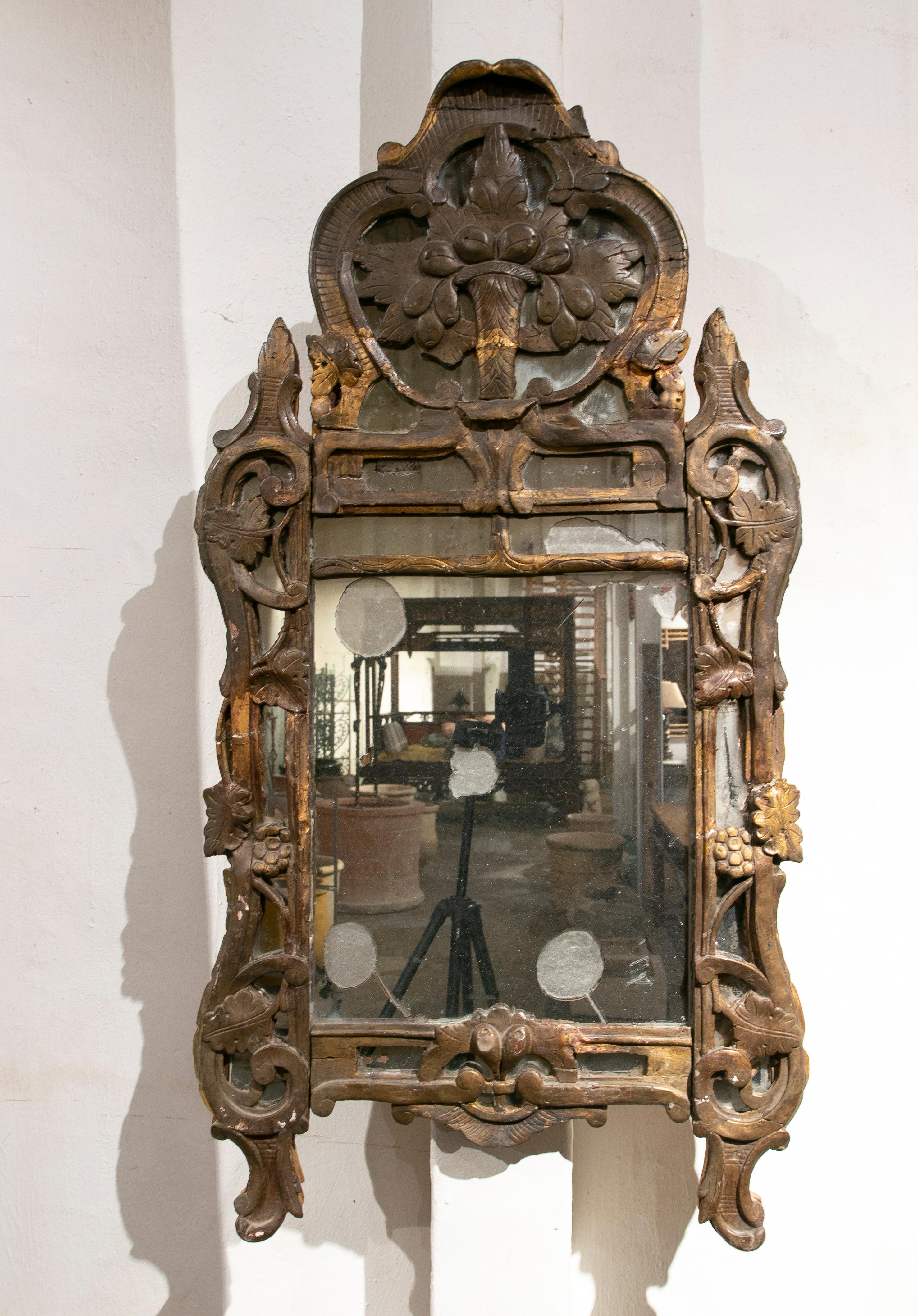 Espejo de pared de madera, tallado a mano con restos de oro del S XIX.