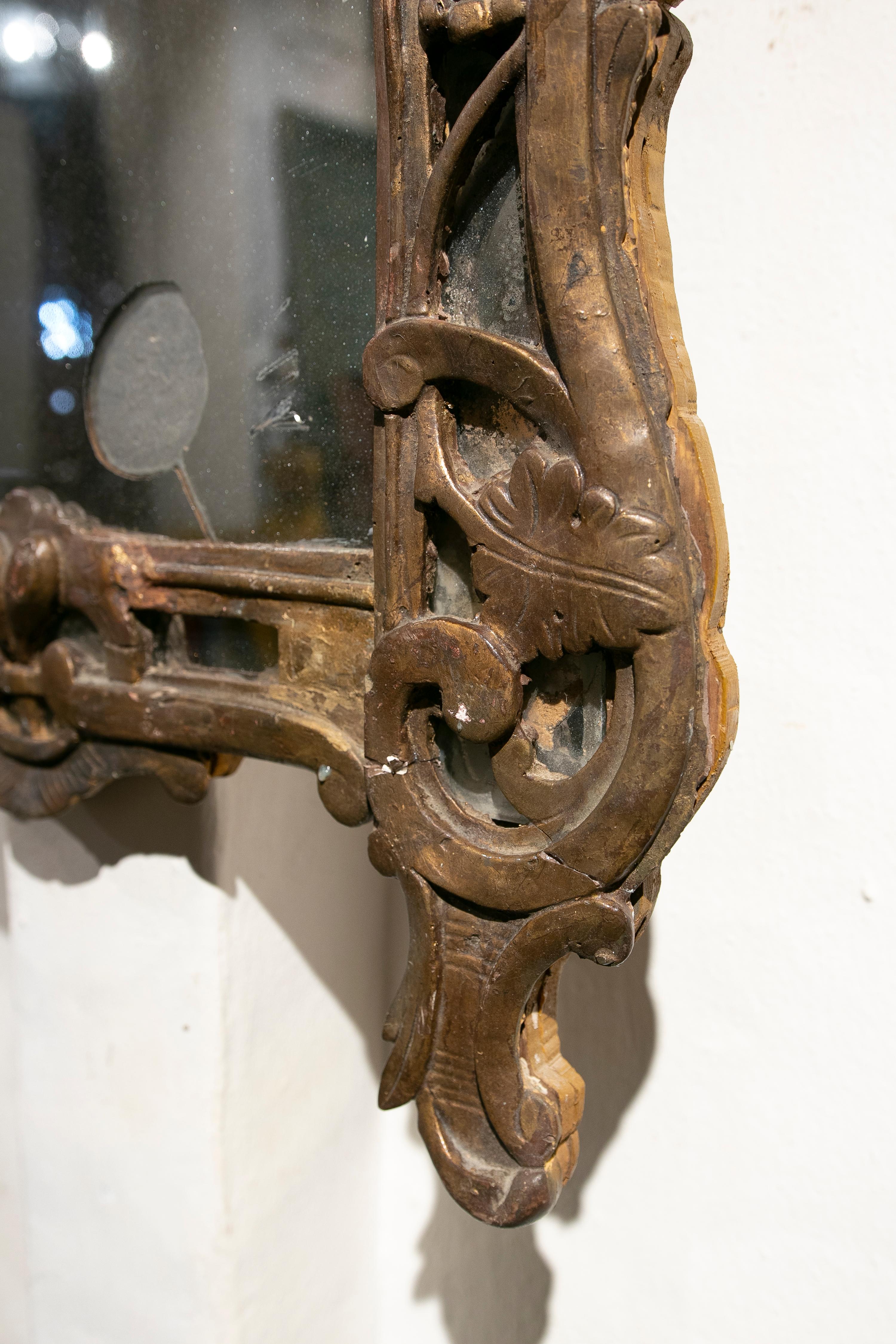 19th Century Wooden Wall Mirror Hand-Carved with Traces of Gold In Good Condition For Sale In Marbella, ES