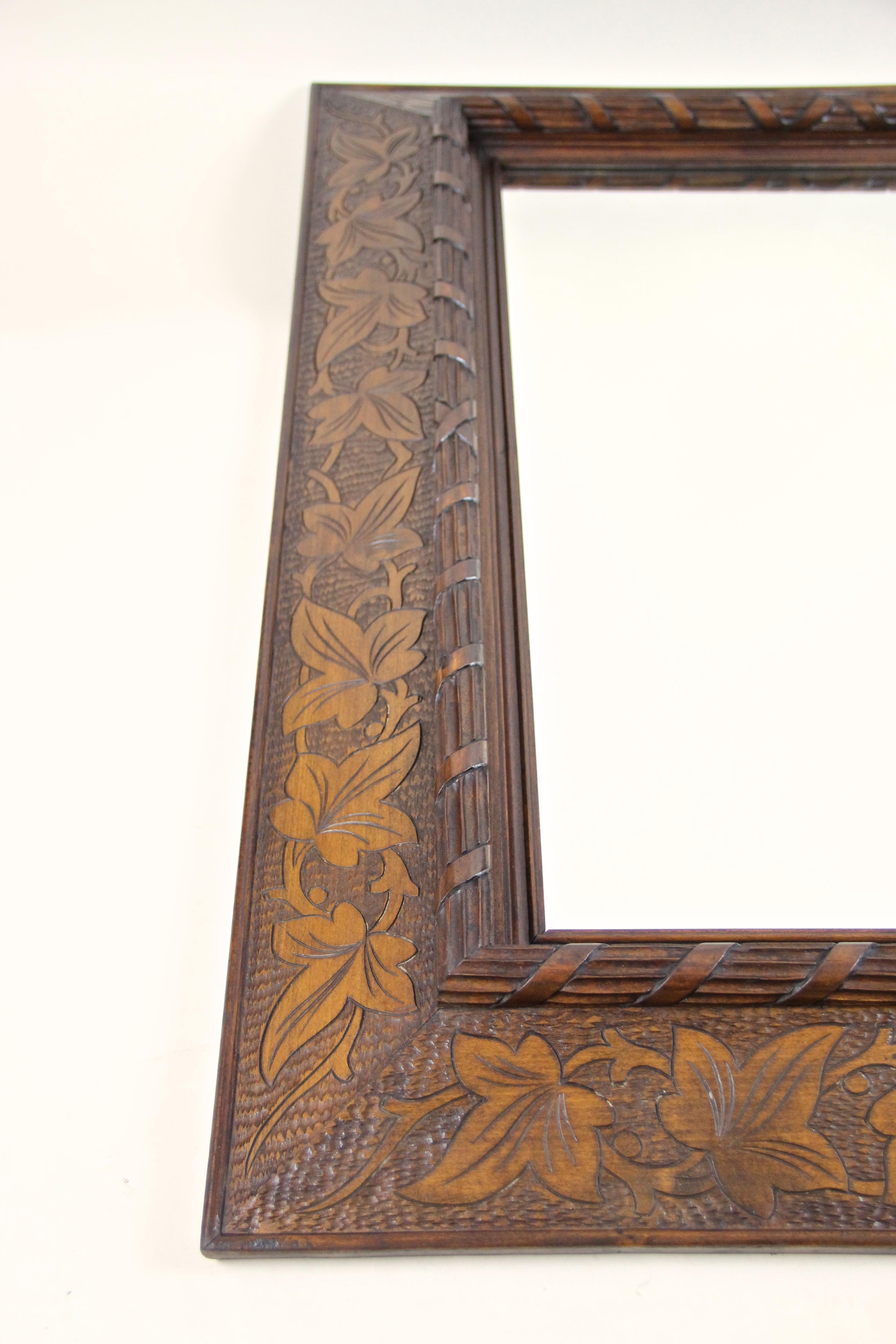 19th Century Wooden Wall Mirror with Ivy Leaf Carvings, Austria, circa 1890 For Sale 6