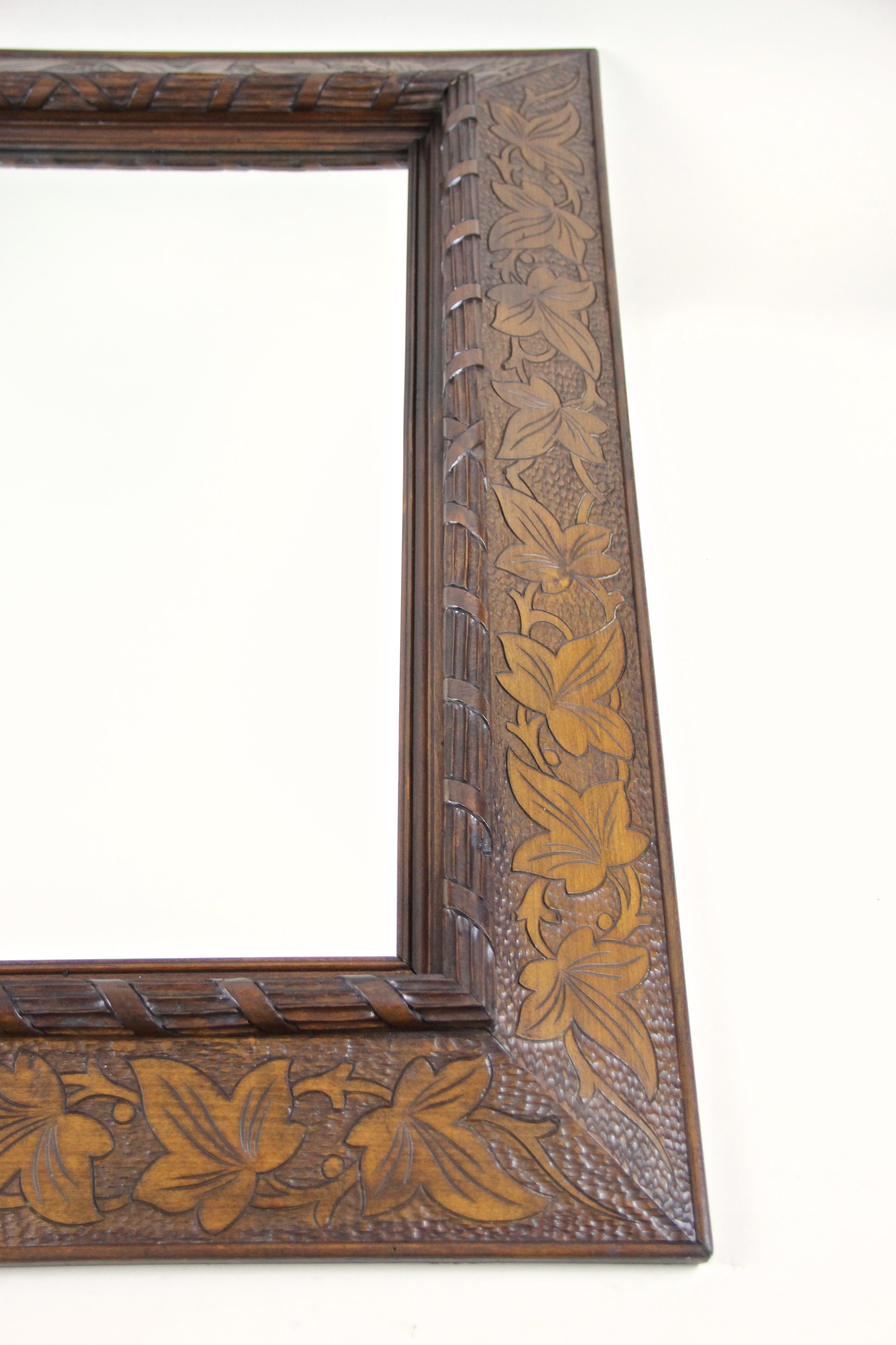 19th Century Wooden Wall Mirror with Ivy Leaf Carvings, Austria, circa 1890 For Sale 7