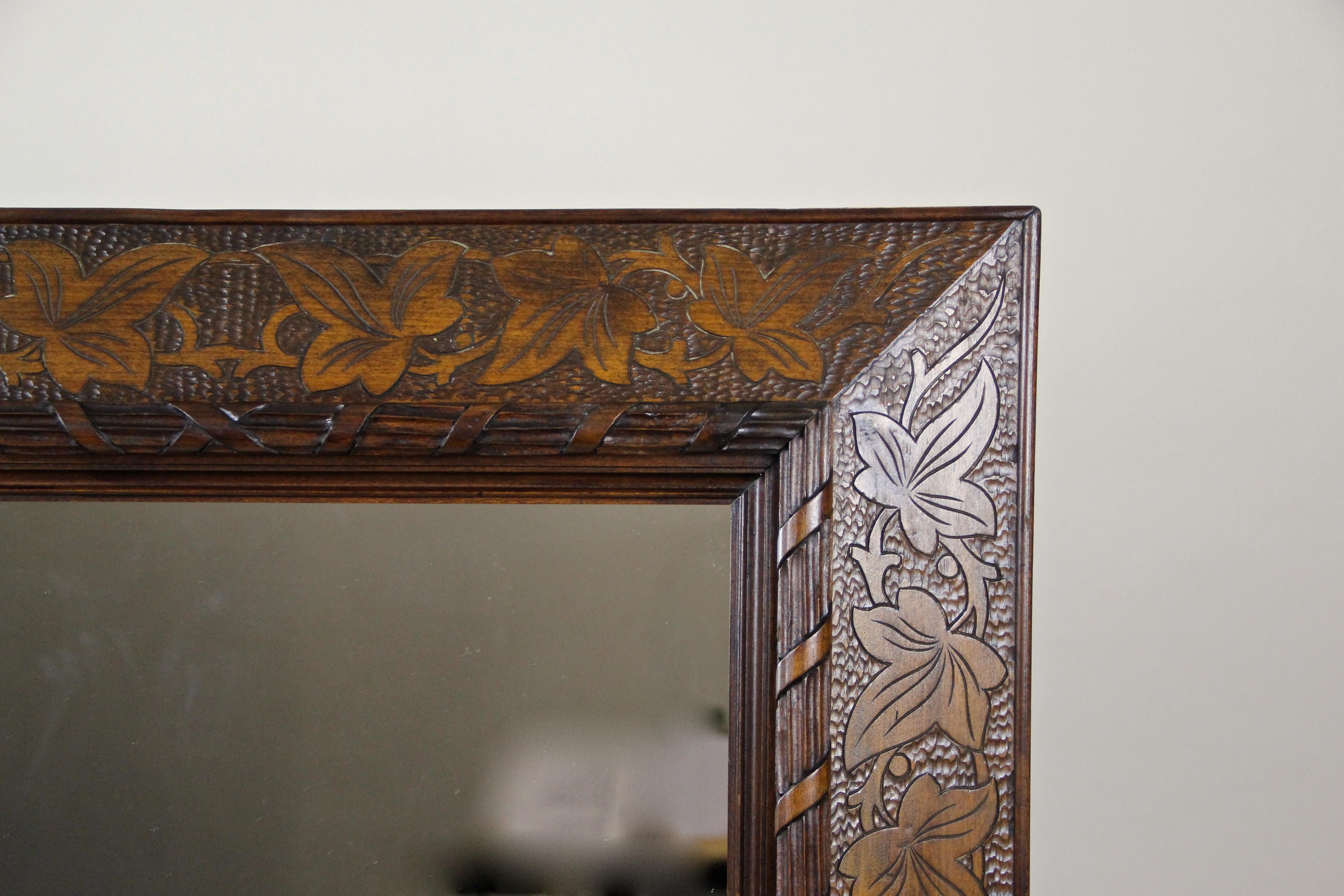 19th Century Wooden Wall Mirror with Ivy Leaf Carvings, Austria, circa 1890 In Good Condition For Sale In Lichtenberg, AT