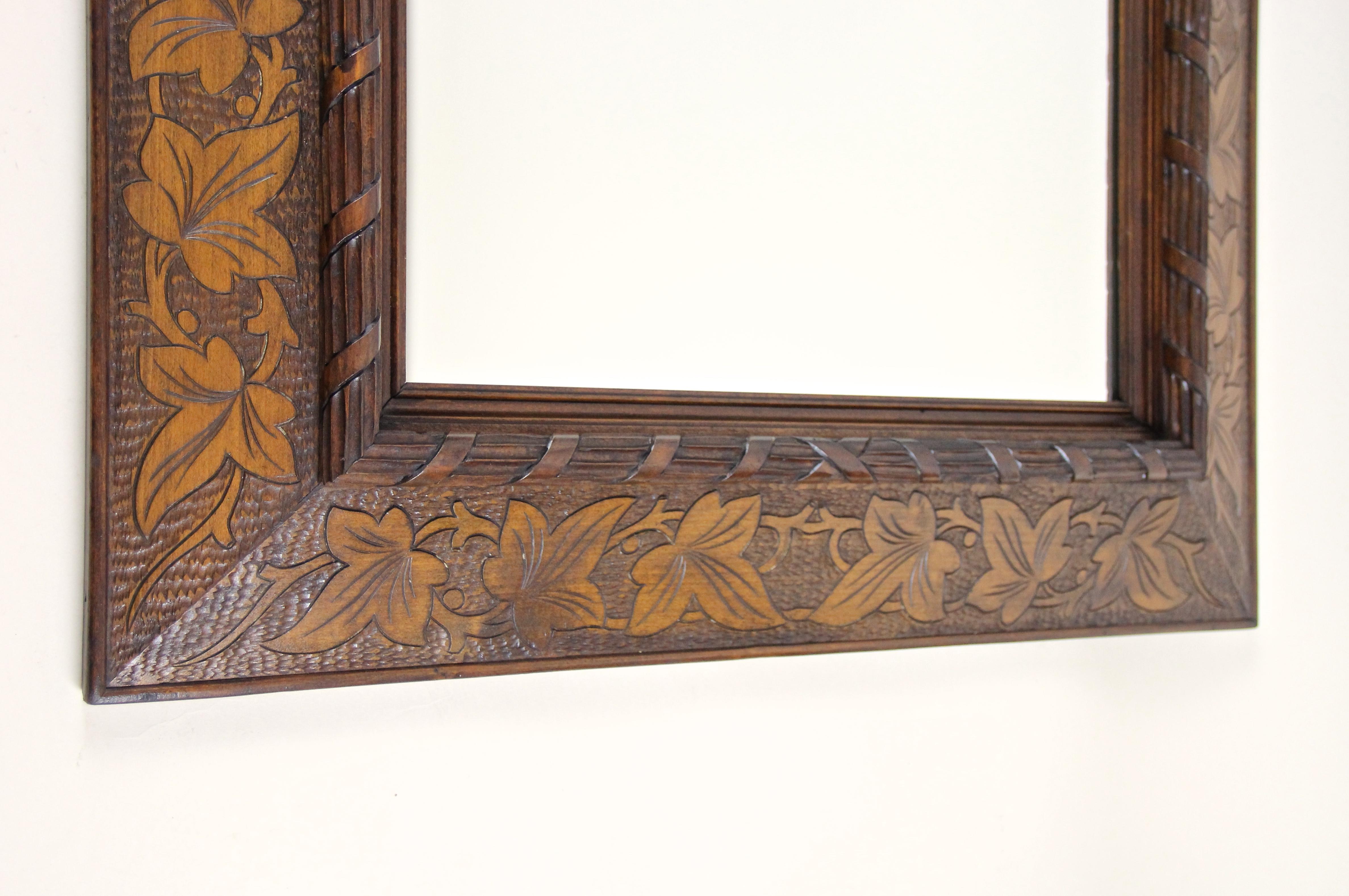 19th Century Wooden Wall Mirror with Ivy Leaf Carvings, Austria, circa 1890 For Sale 2