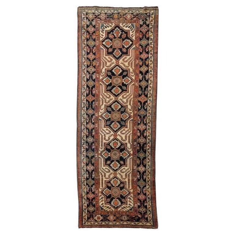Rug from the Karabagh collection from the late 19th century.
- Very old rugor gallery of corridors and in an excellent state of conservation, keeping its original wool in the perfect headboards.
- Rug of nomadic origin from the Caucasus region,