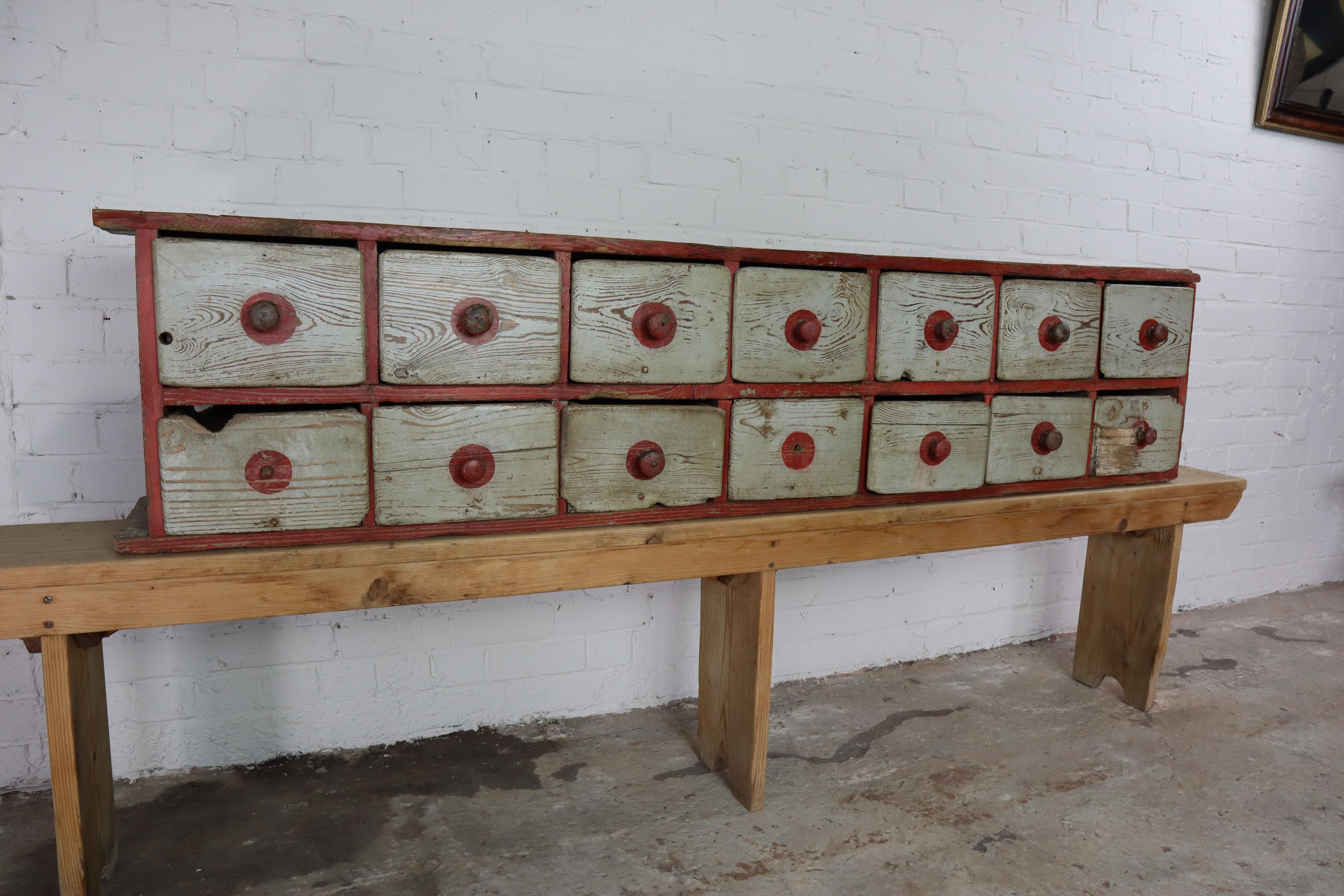 Werkstattschrank mit 14 Schubladen aus dem 19. Jahrhundert im Angebot 5