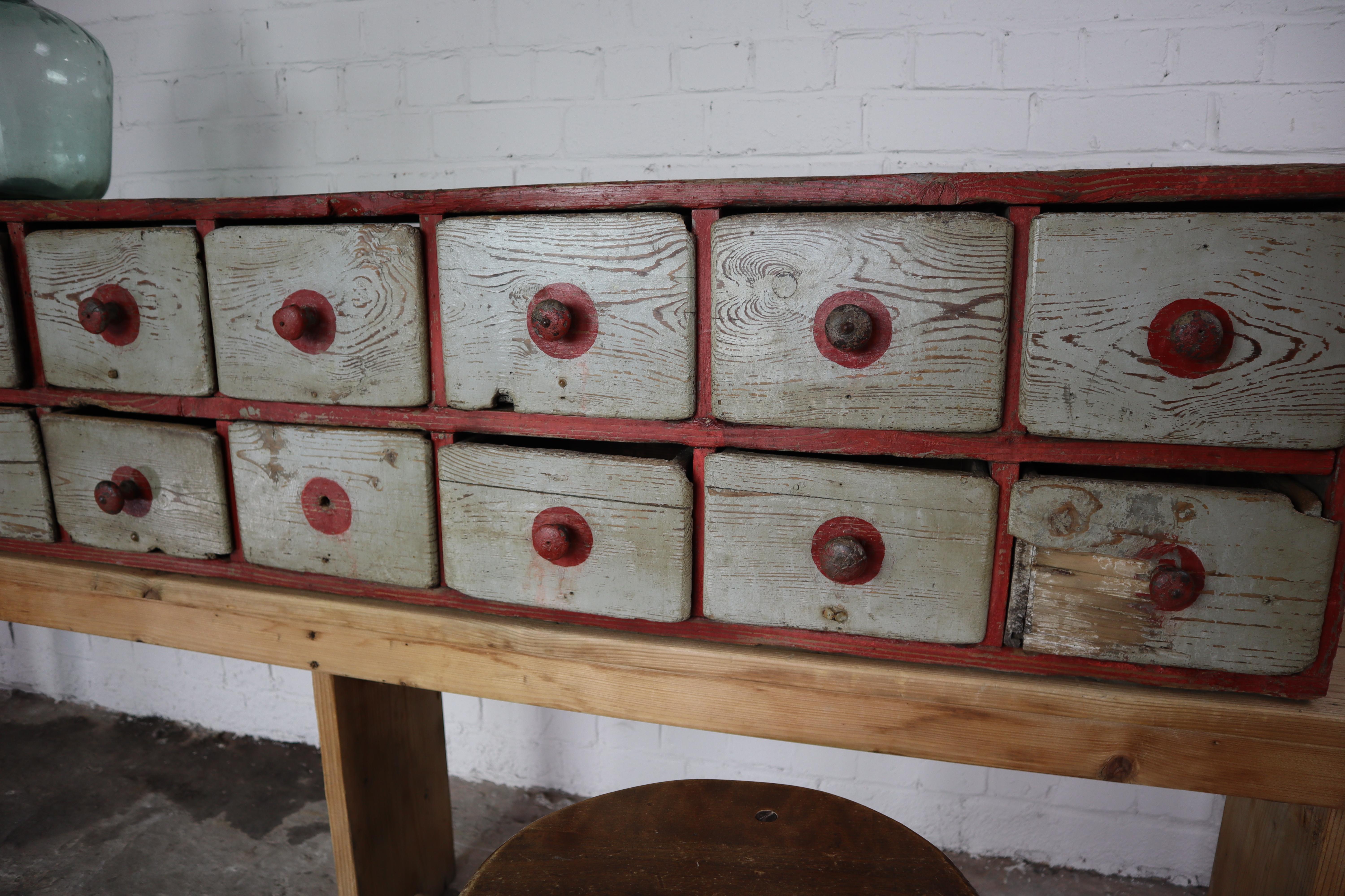 Werkstattschrank mit 14 Schubladen aus dem 19. Jahrhundert im Angebot 12