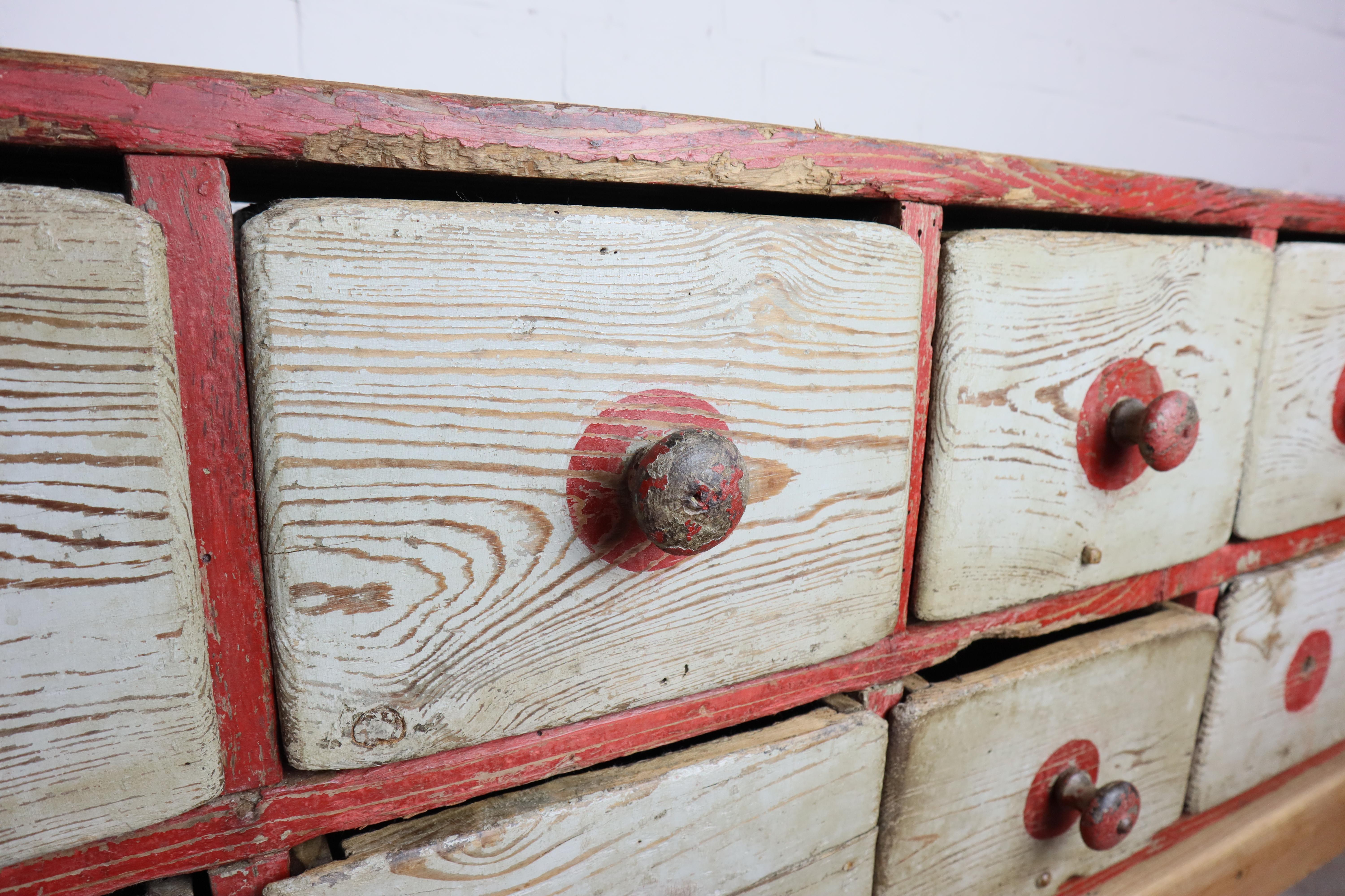 Antiker Schubladenschrank aus einer alten Werkstatt! 
Dieser Schrank hat durch jahrelangen Gebrauch eine unglaubliche Patina entwickelt.