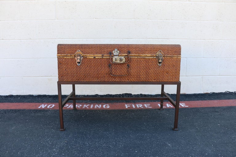 Geflochtene Rattan- und Bambus-Truhe aus dem 19. Jahrhundert auf Metallständer im Angebot bei 1stDibs Deutschland