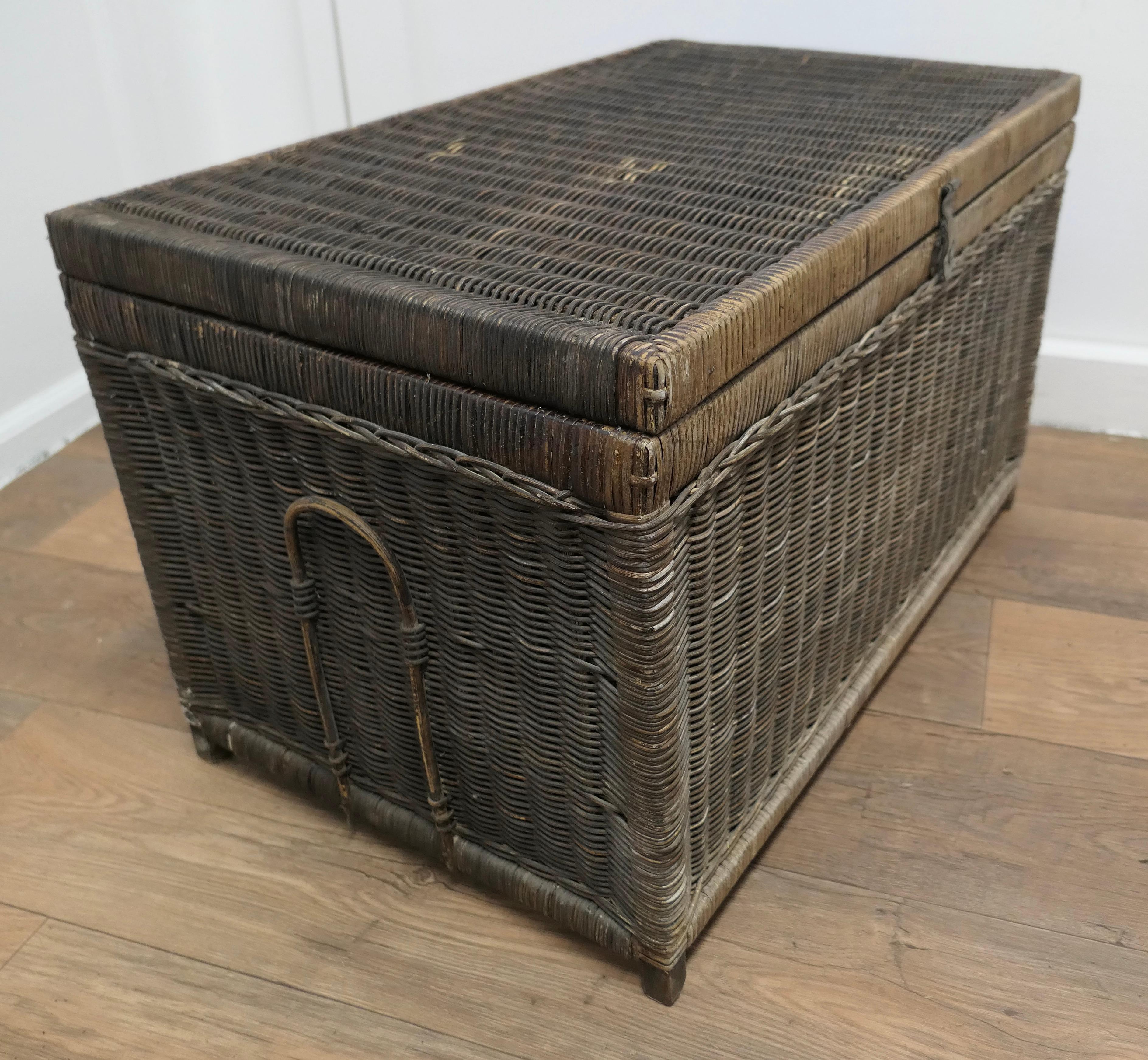 19th Century Woven Wicker Vintage Travel Chest In Good Condition For Sale In Chillerton, Isle of Wight