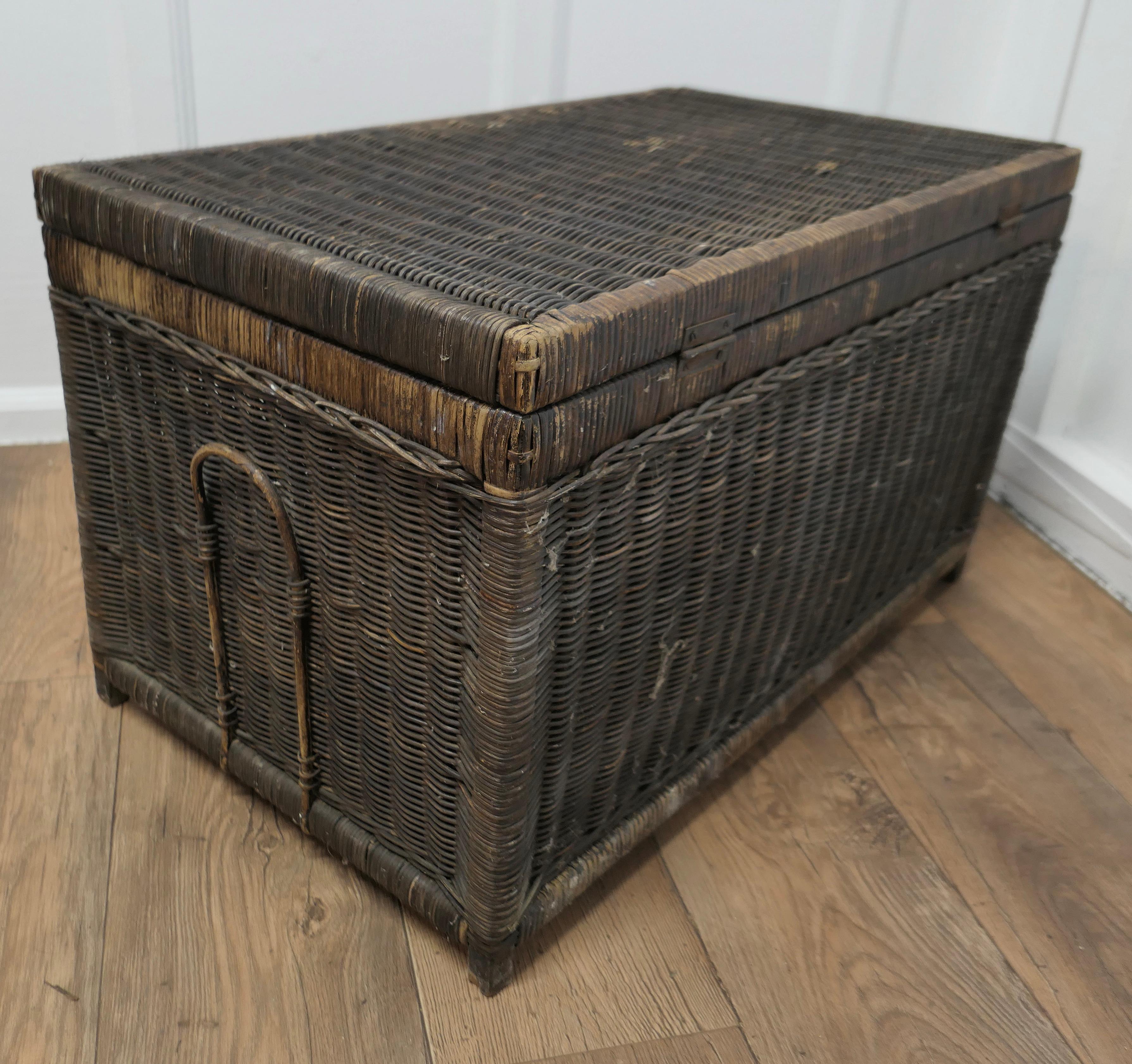 19th Century Woven Wicker Vintage Travel Chest For Sale 1