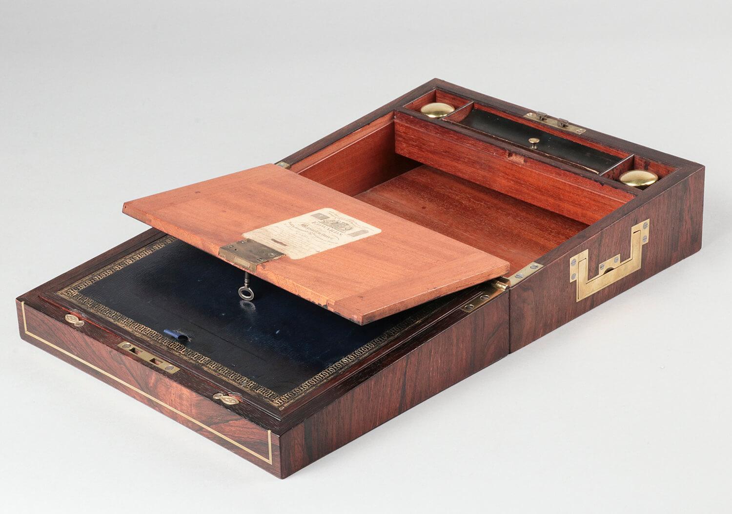 19th Century Writing Slope by Edwards Made of Mahogany with Brass Inlays In Good Condition In Casteren, Noord-Brabant