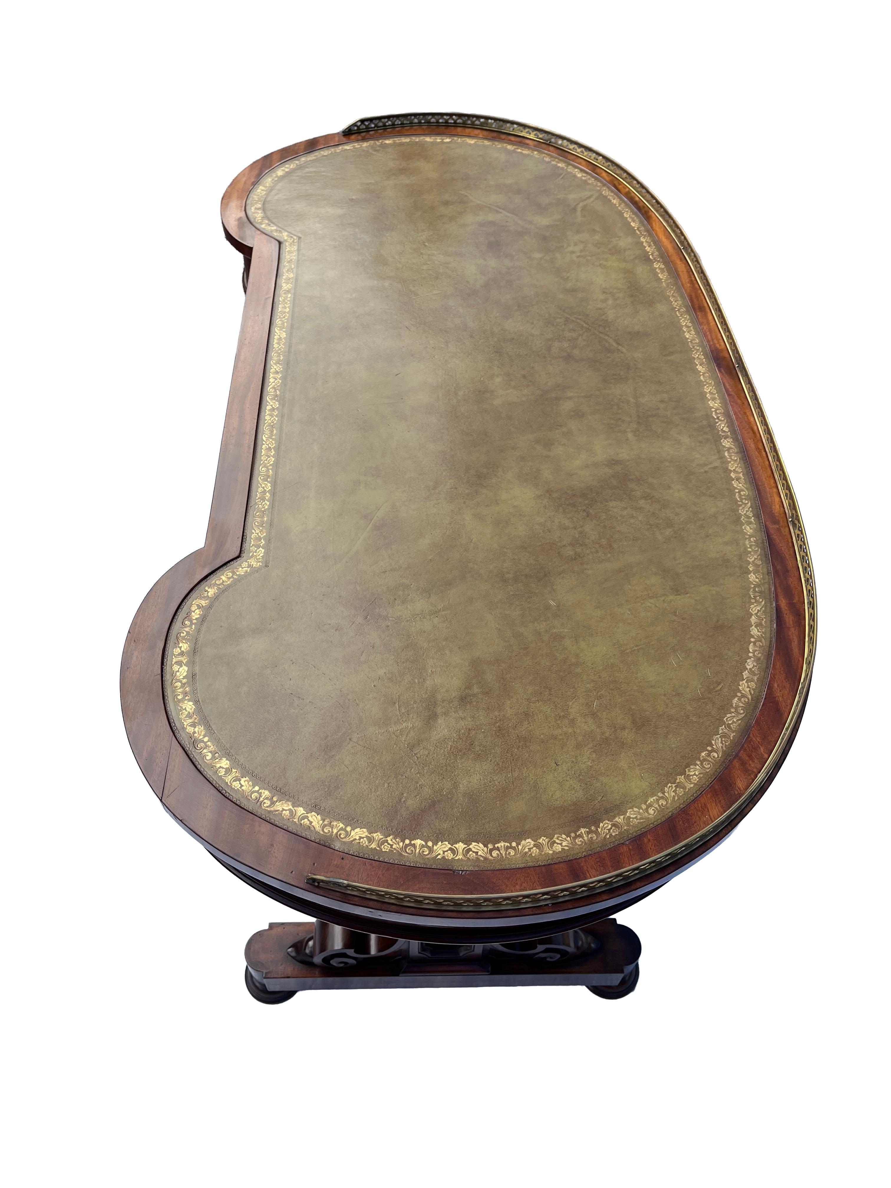 19th Century Writing Table by Gillow & Co. Inglés en venta