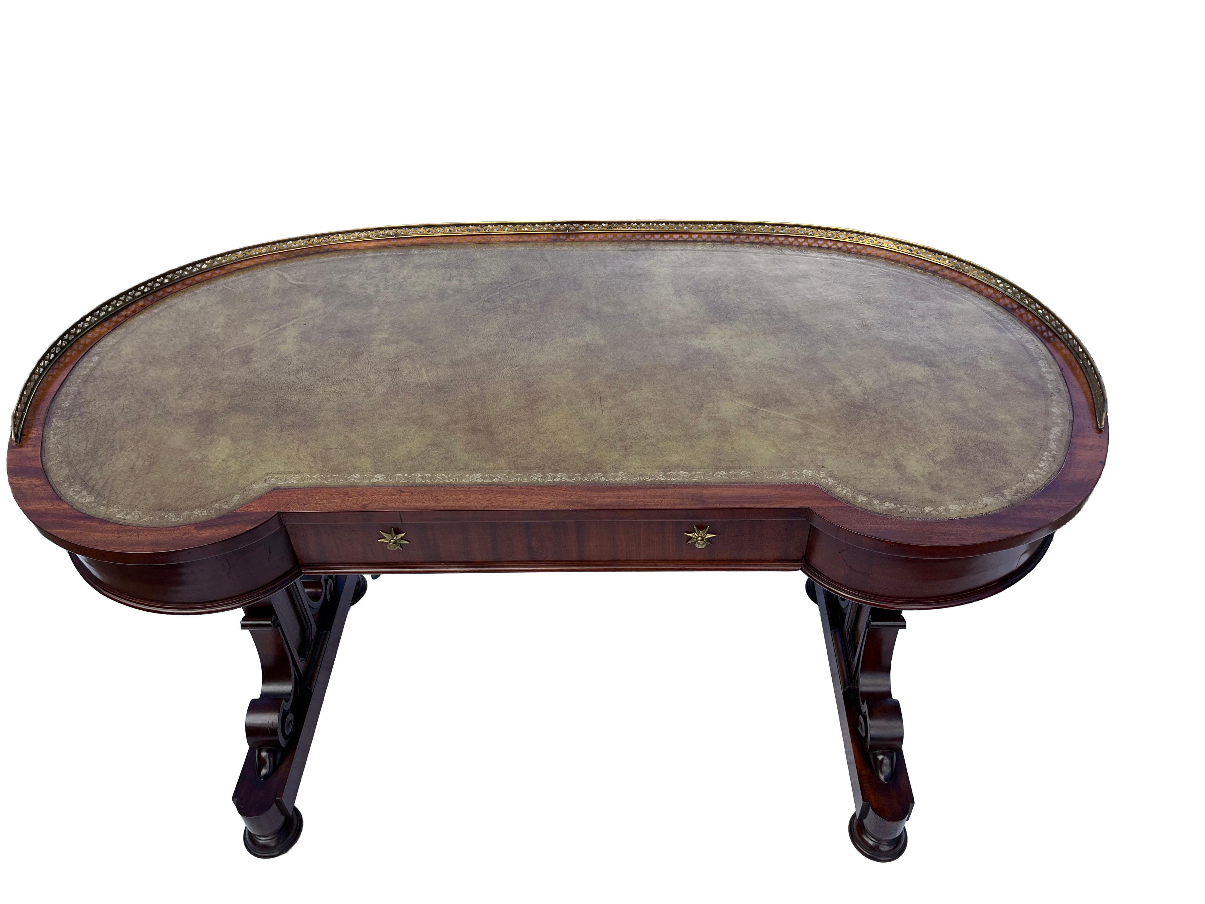 19th Century Writing Table by Gillow & Co. en Bueno estado para la venta en Solebury, PA