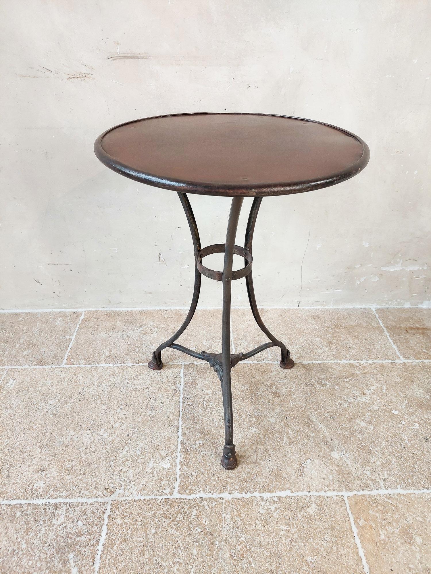 Wonderful antique Arras bistro table / garden table of polished wrought and cast iron, with riveted connections. The table top is original and undamaged. 

19th Century

height 67.5 x diameter 49.5 cm