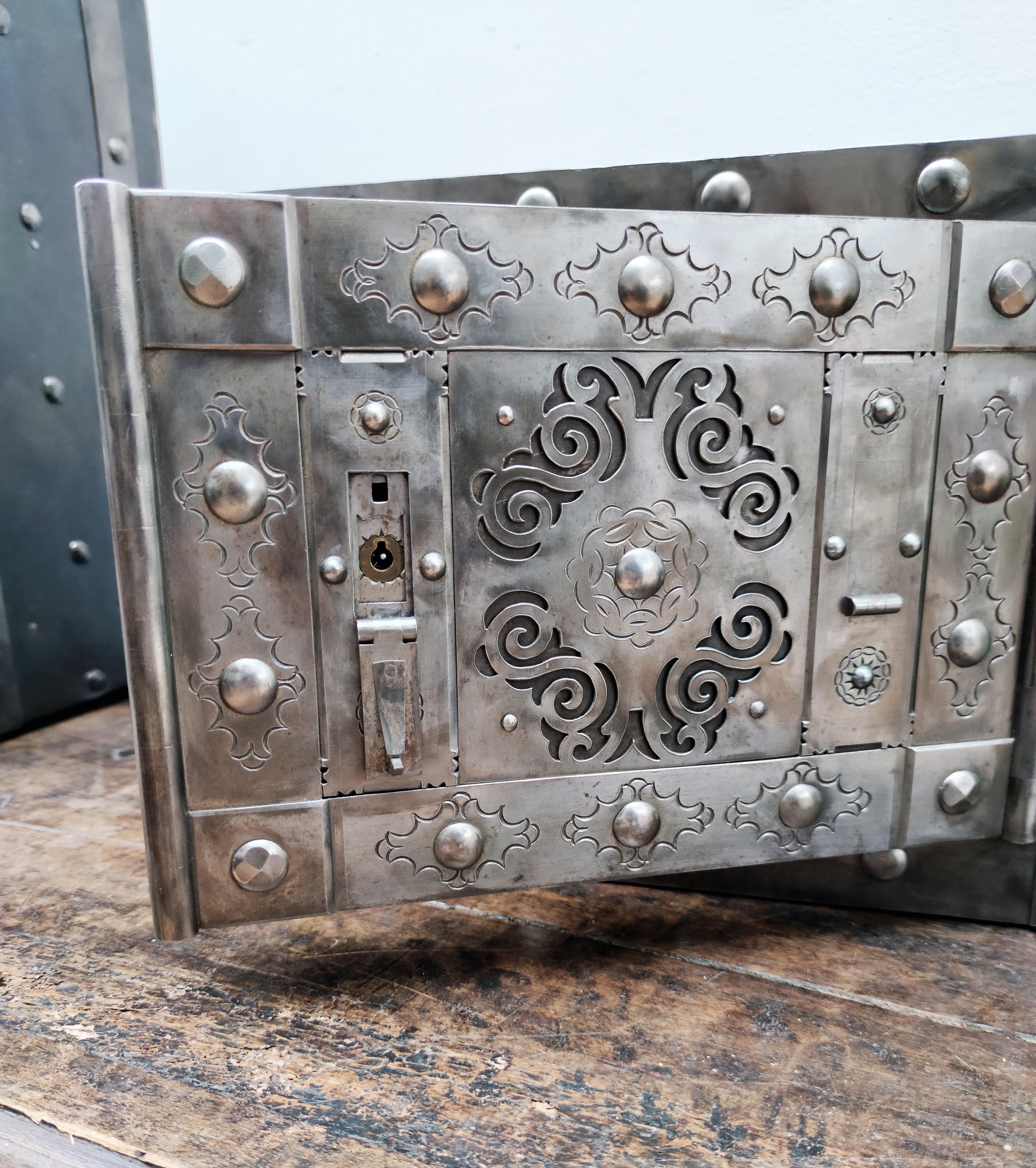 19th Century Wrought Iron Italian Antique Safe Strongbox In Good Condition In Carimate, Como