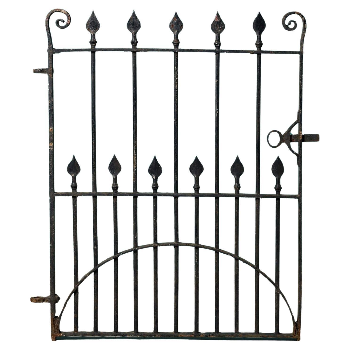 Puerta lateral de hierro forjado del siglo XIX