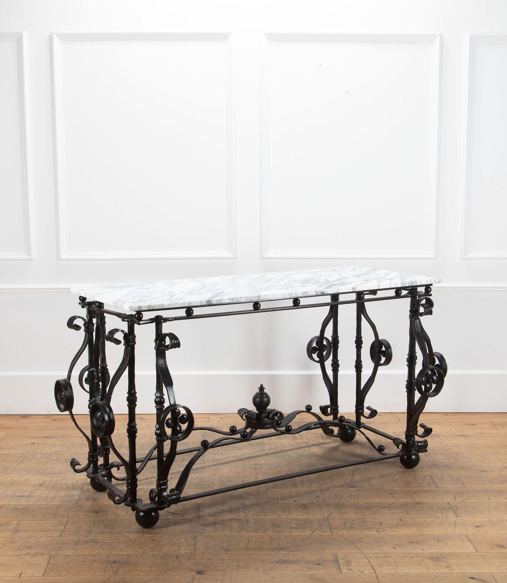 Table en fer forgé avec plateau en marbre Arabescato, créée à partir d'un balcon autrichien du XIXe siècle avec des éléments plus récents.
Date d'environ 1890.