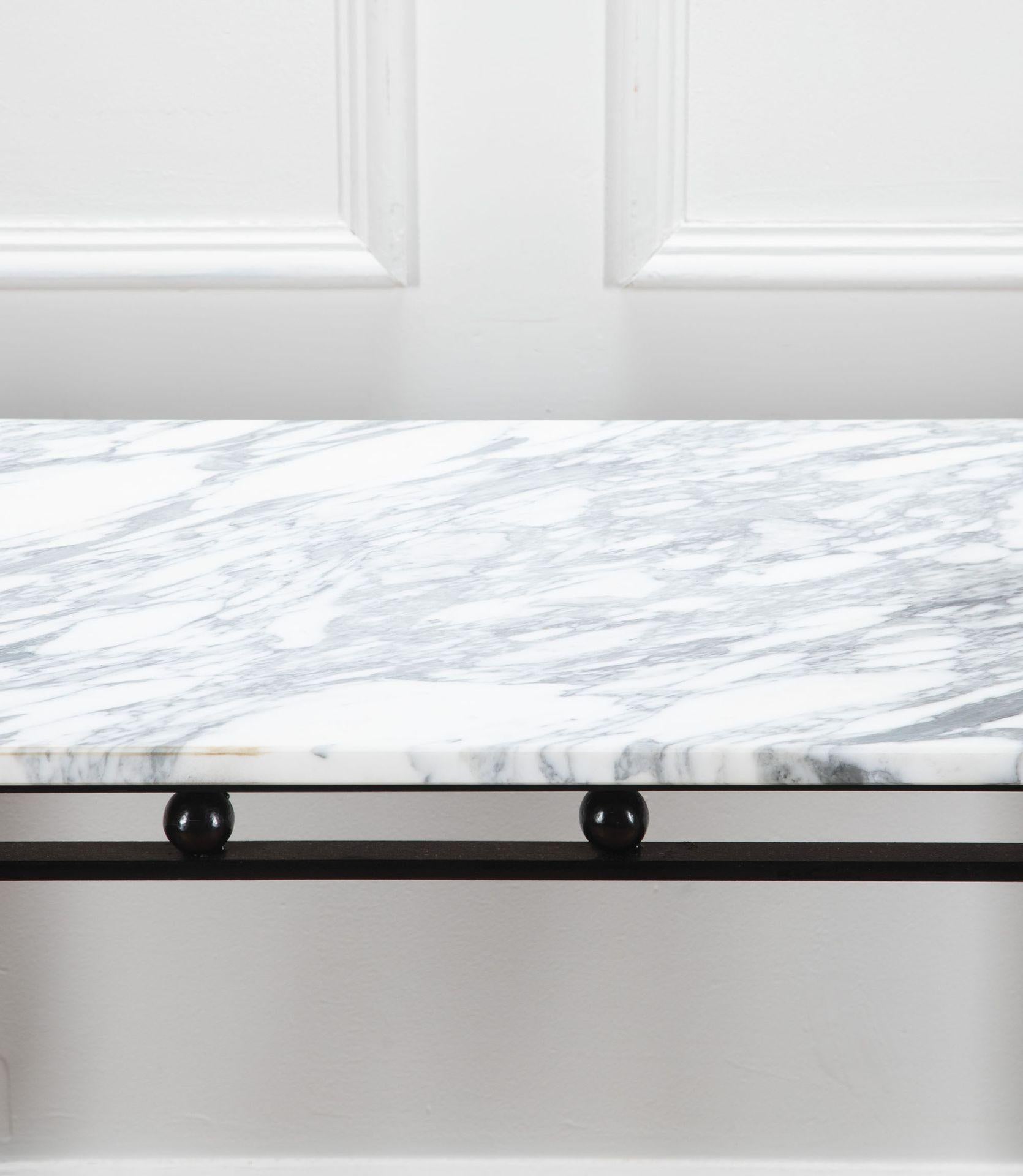 Fin du XIXe siècle Table en fer forgé du 19ème siècle avec plateau en marbre Arabescato en vente