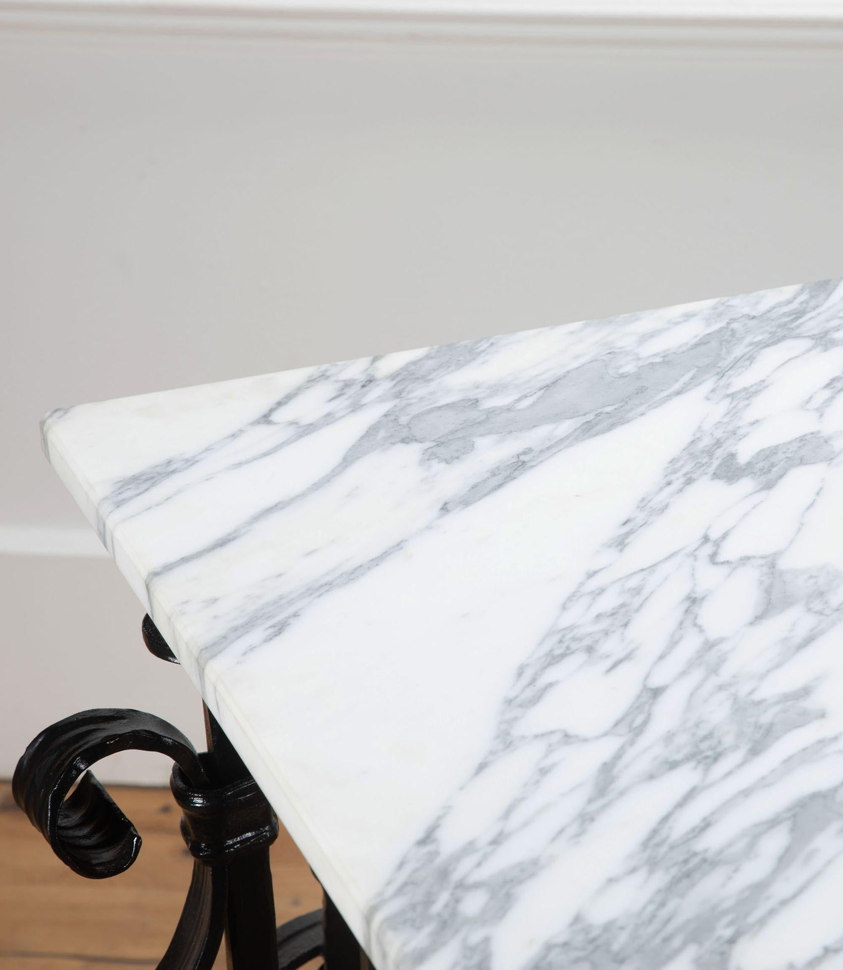 Fer forgé Table en fer forgé du 19ème siècle avec plateau en marbre Arabescato en vente