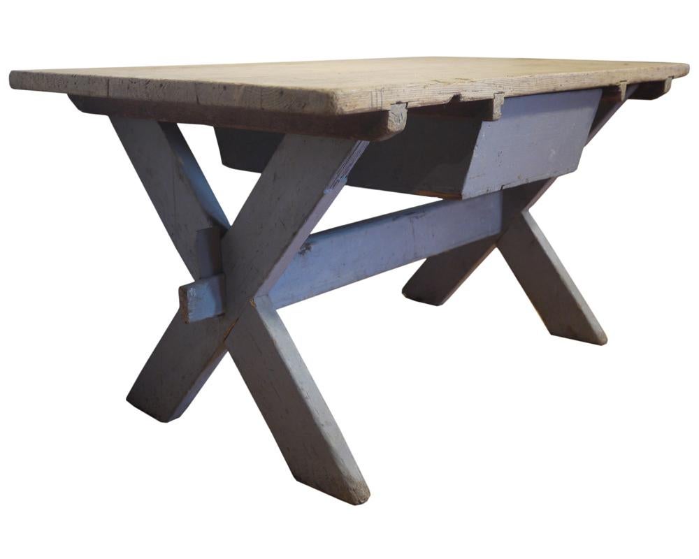 italien Table de campagne en bois de sapin bleu clair en forme de X du 19ème siècle en vente