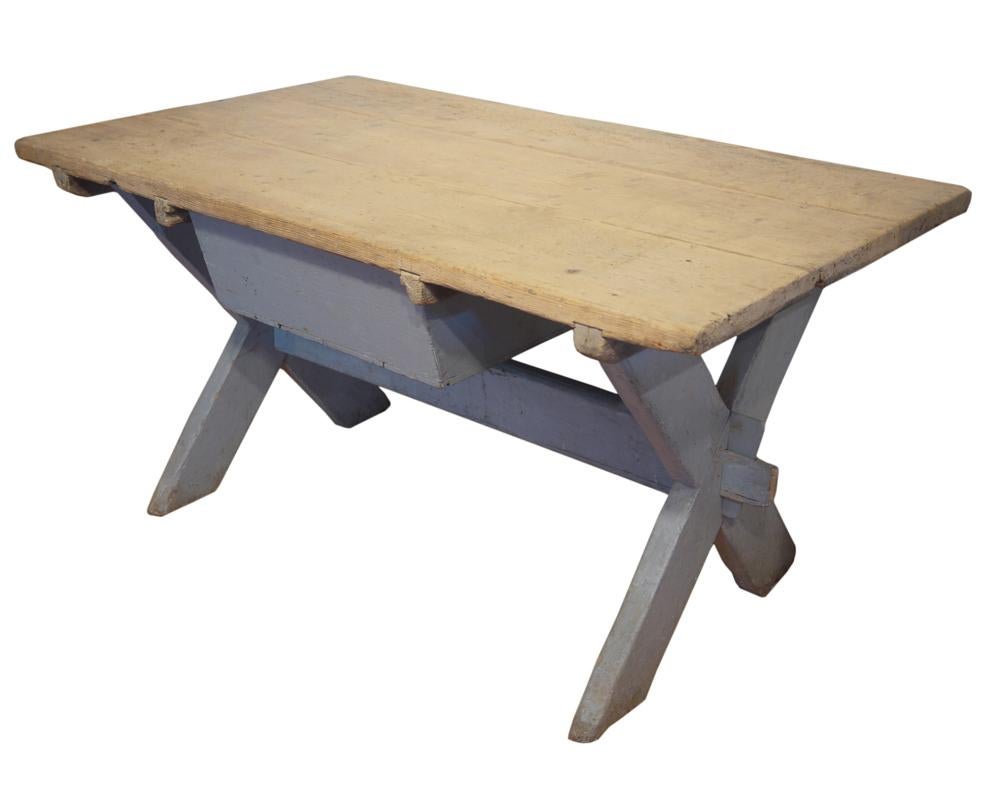 Table de campagne en bois de sapin bleu clair en forme de X du 19ème siècle Bon état - En vente à Albignasego, IT