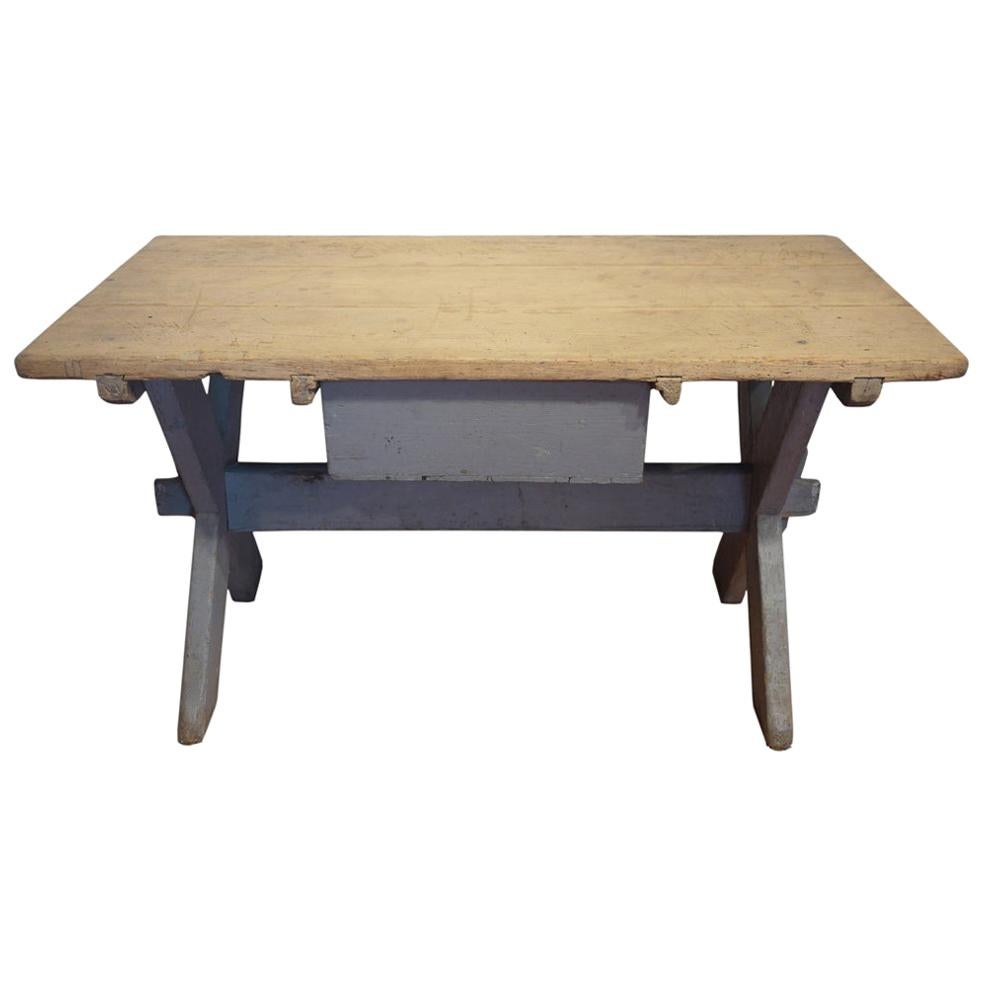 Table de campagne en bois de sapin bleu clair en forme de X du 19ème siècle en vente
