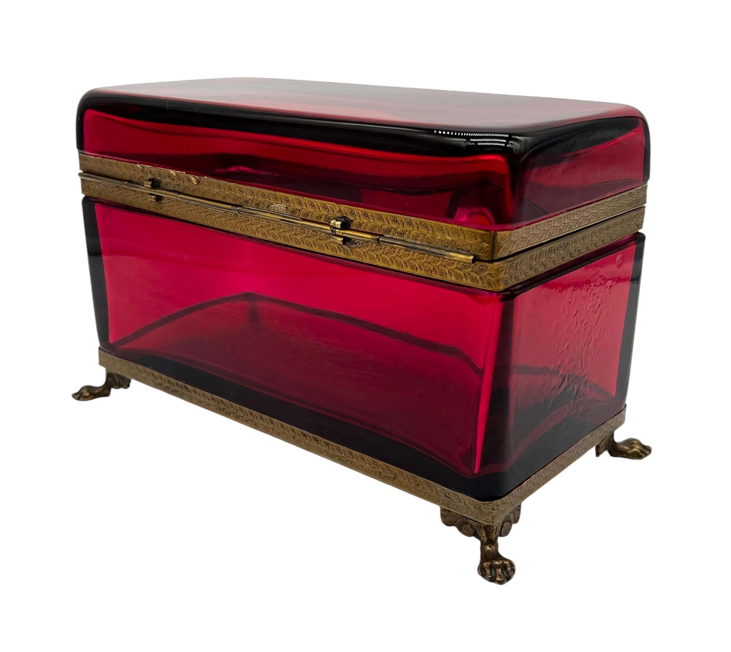 Boîte à coffret XL française du 19ème siècle rouge caoutchouc avec montures en laiton en vente 2