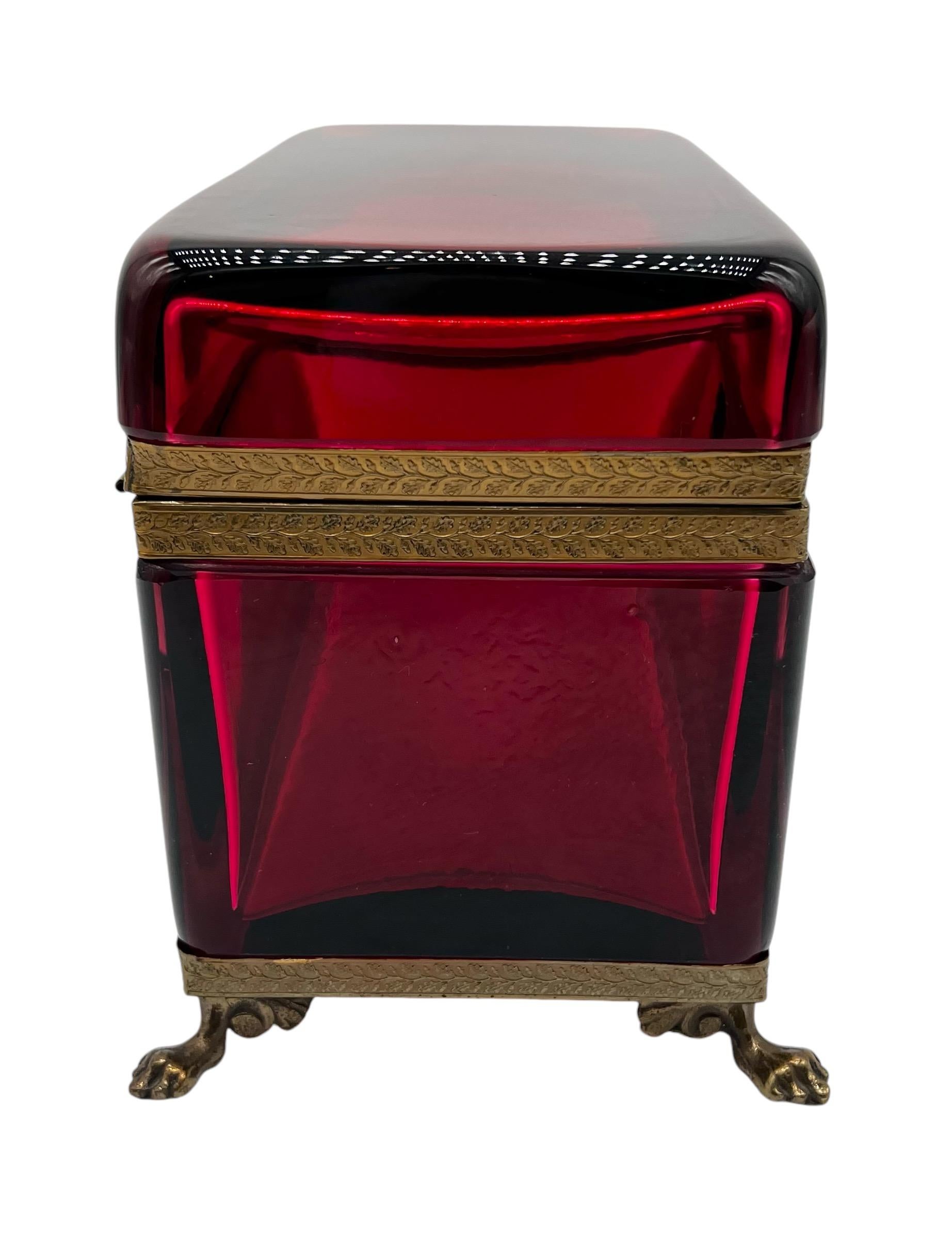 Boîte à coffret XL française du 19ème siècle rouge caoutchouc avec montures en laiton en vente 3