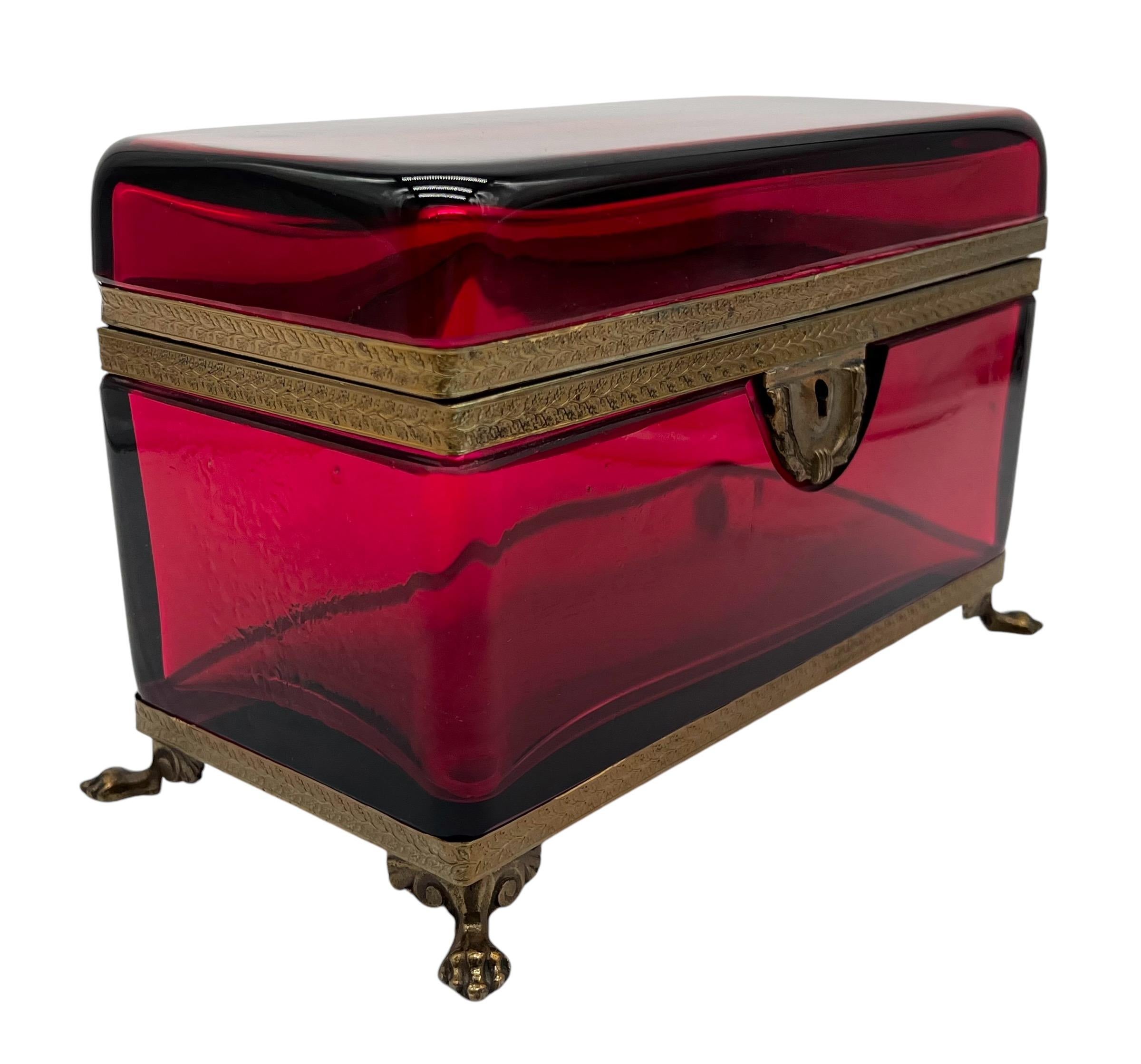 Boîte à coffret XL française du 19ème siècle rouge caoutchouc avec montures en laiton en vente 4