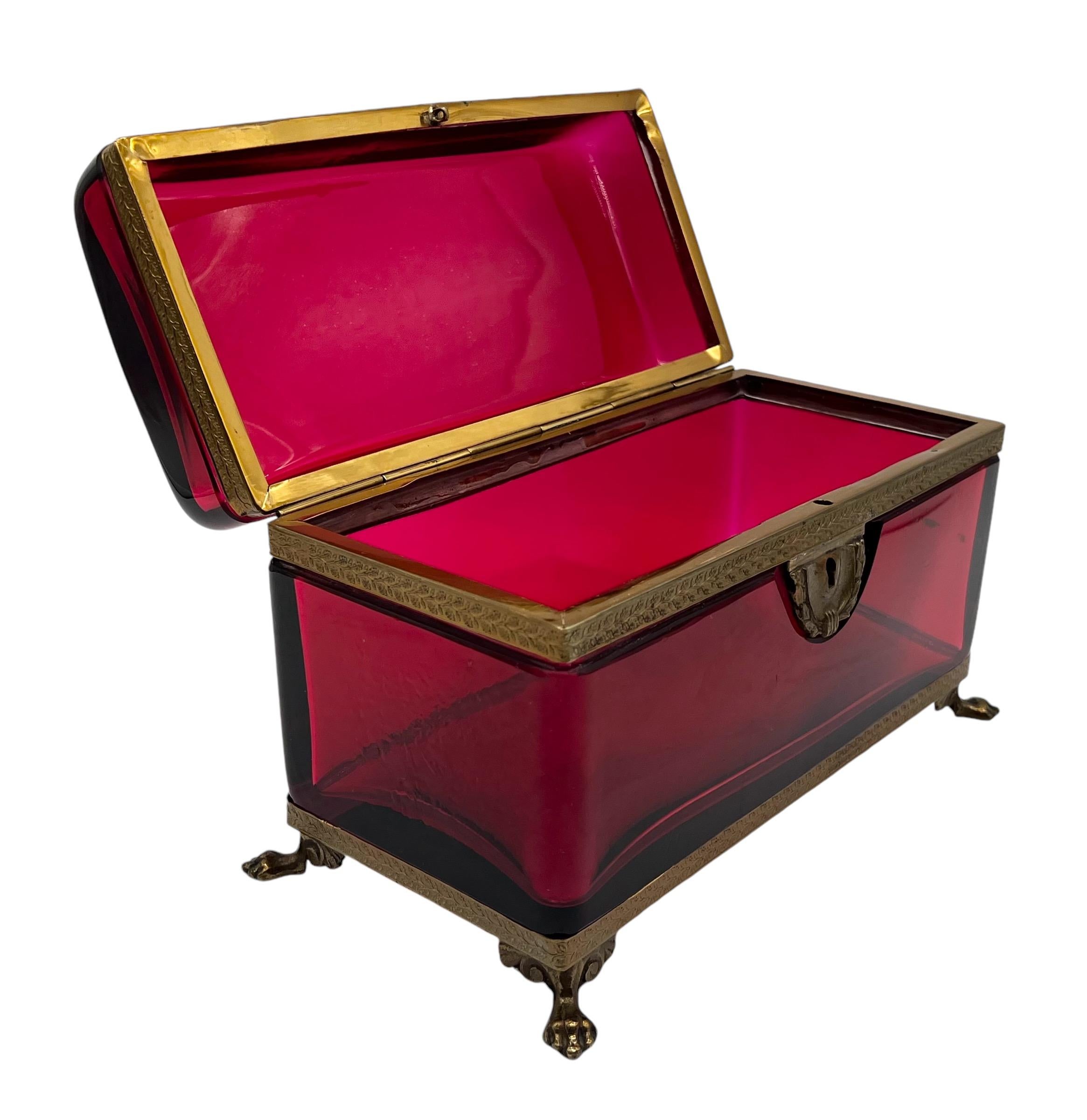 Boîte à coffret XL française du 19ème siècle rouge caoutchouc avec montures en laiton en vente 5