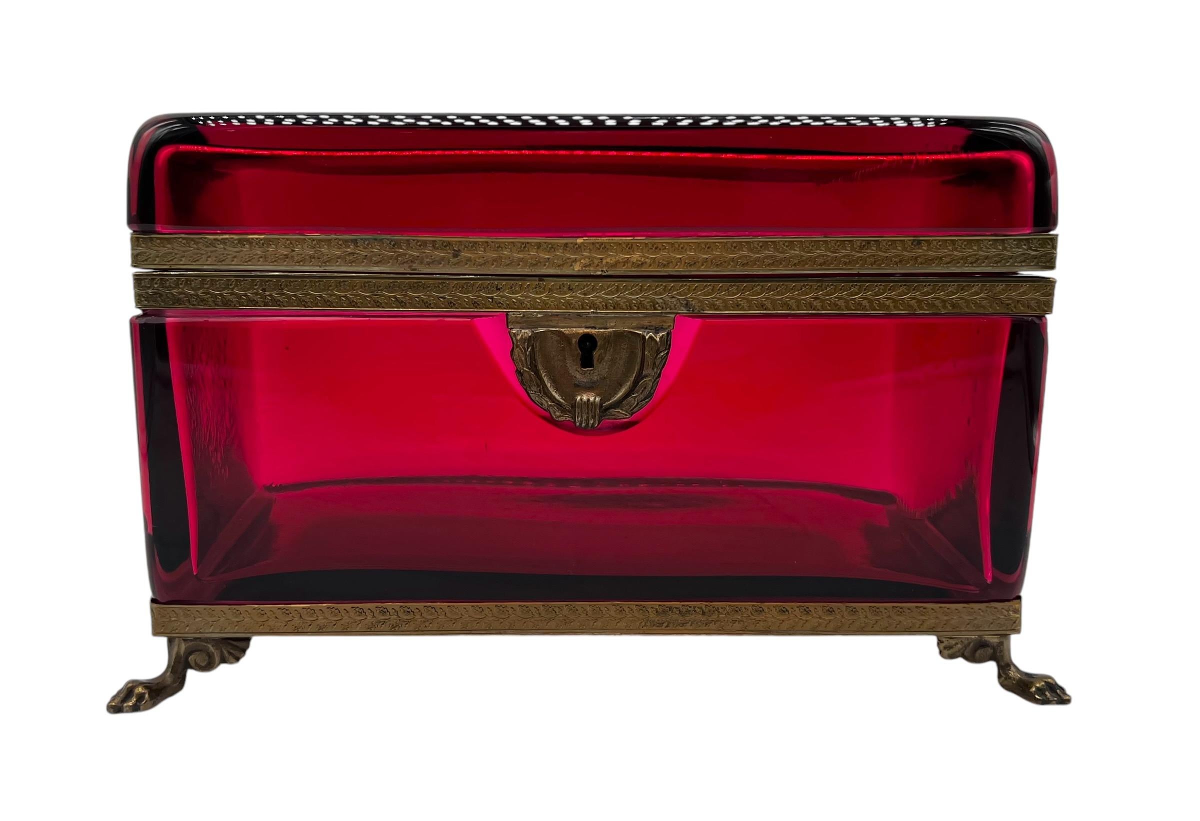 Excellente boîte-cercueil ancienne en verre rouge rubis du 19e siècle, avec montures en laiton. Quelques imperfections dans le verre. Veuillez voir les photos.  Ces imperfections sont dues à la production et non à des dommages. Fabriqué à la main à