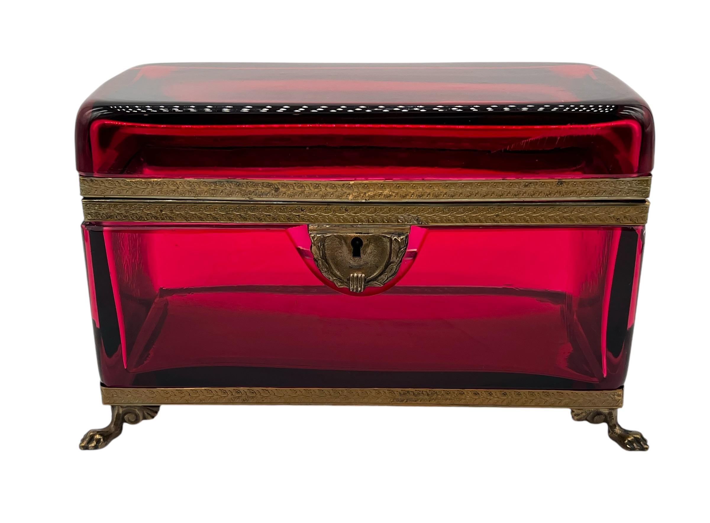 Français Boîte à coffret XL française du 19ème siècle rouge caoutchouc avec montures en laiton en vente