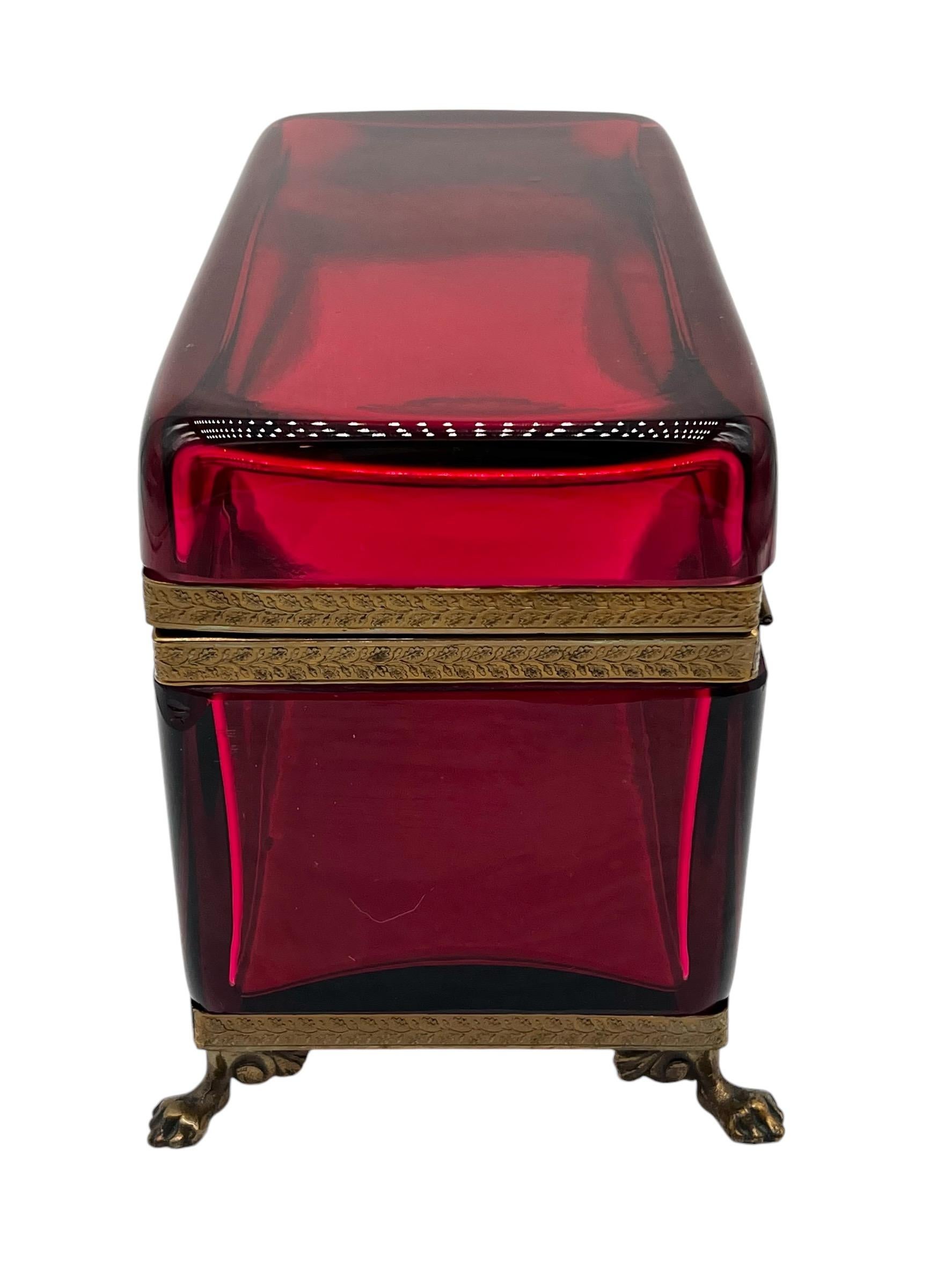 Fait main Boîte à coffret XL française du 19ème siècle rouge caoutchouc avec montures en laiton en vente