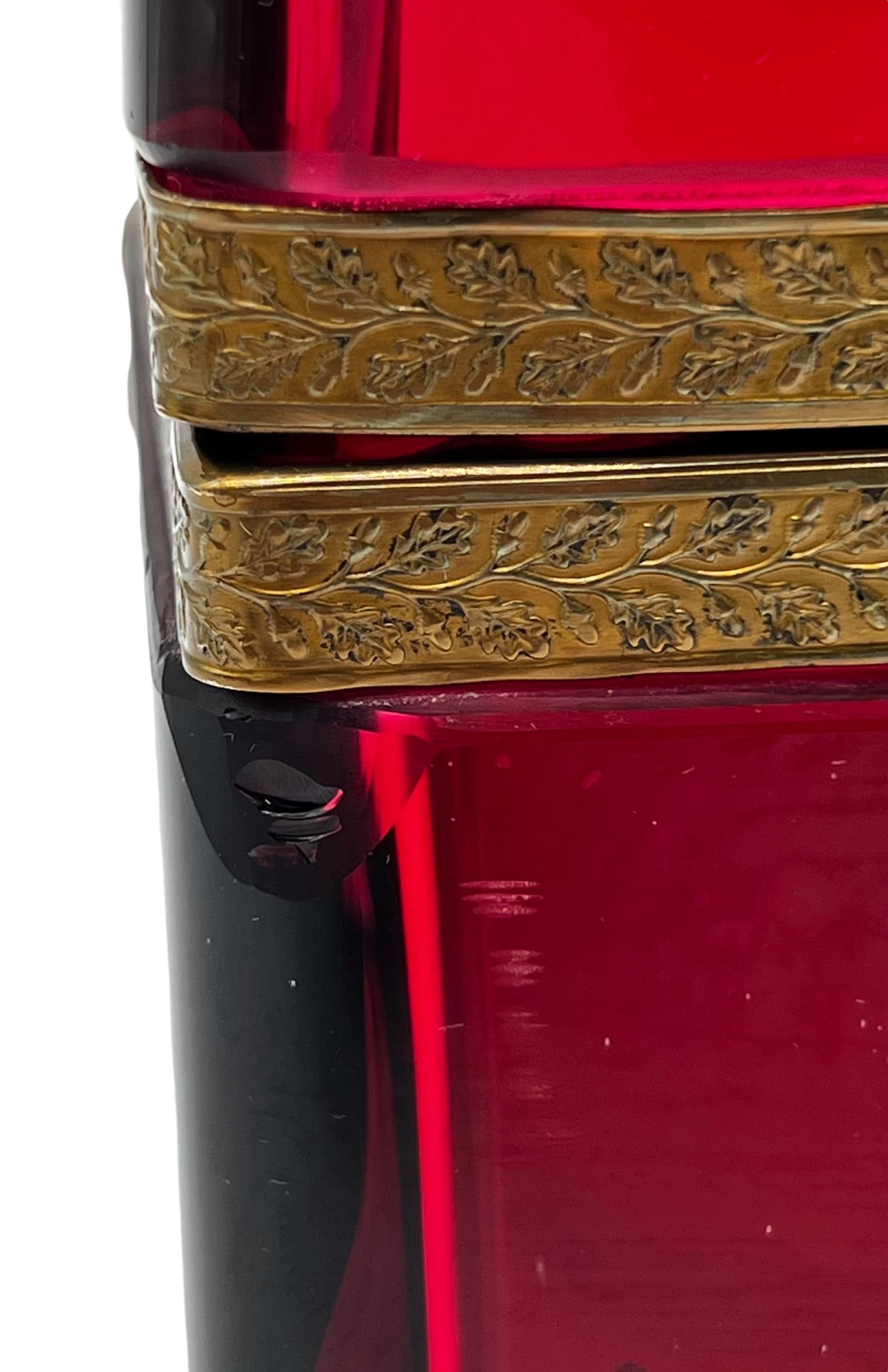 Boîte à coffret XL française du 19ème siècle rouge caoutchouc avec montures en laiton Bon état - En vente à New York, NY