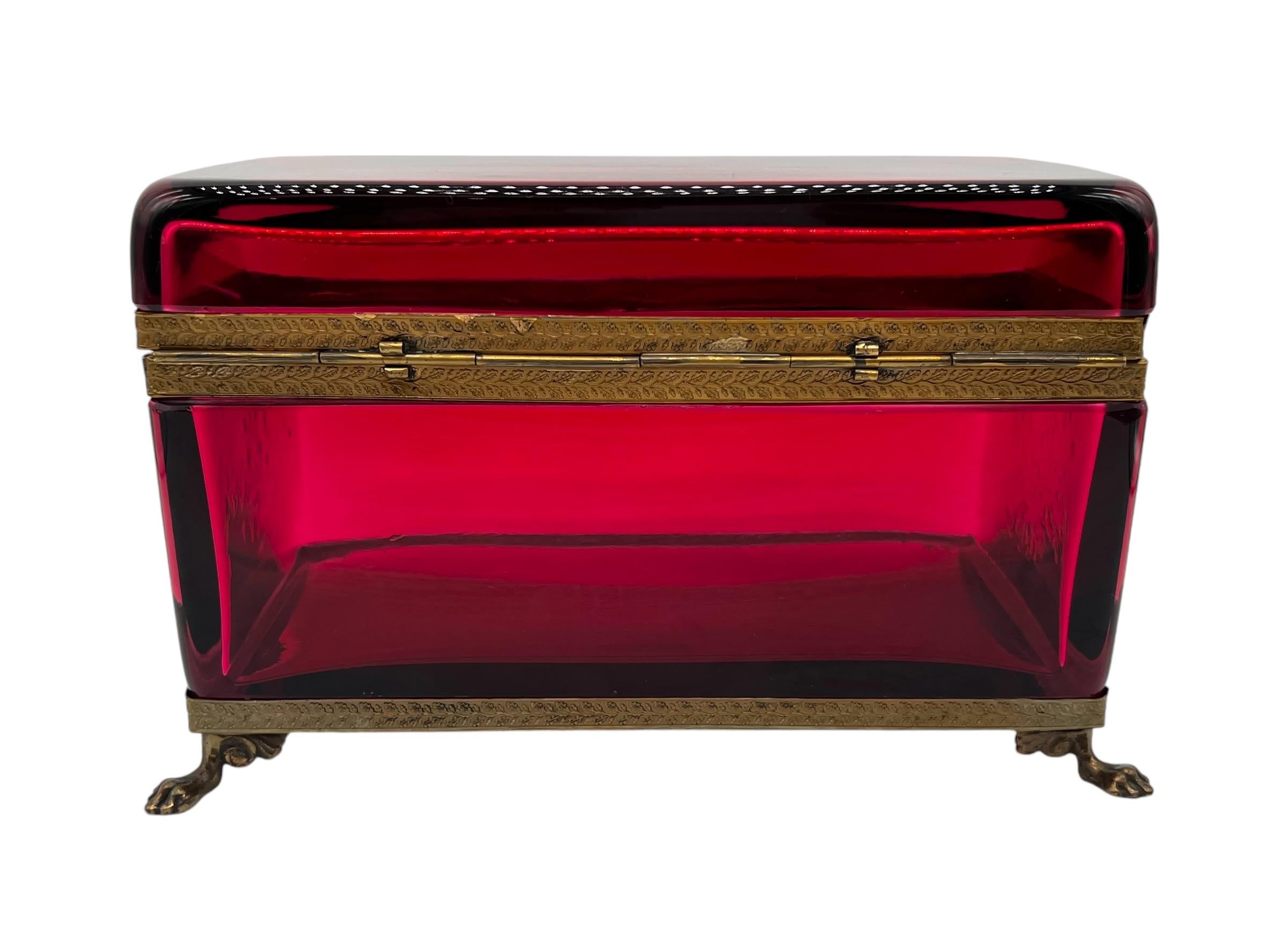 Boîte à coffret XL française du 19ème siècle rouge caoutchouc avec montures en laiton en vente 1