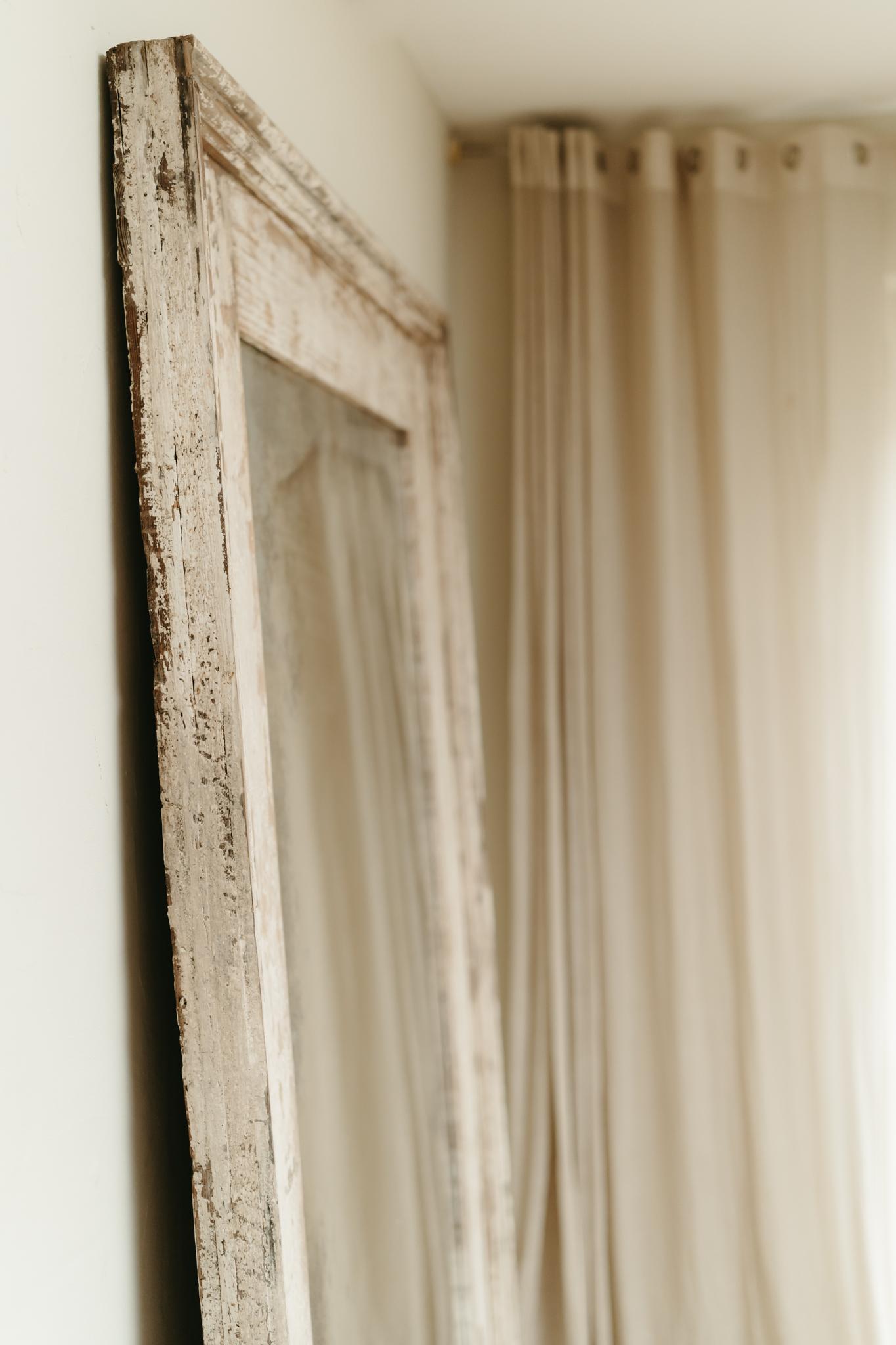 uno specchio con cornice di pino a figura intera, con resti di vernice vecchia ... 