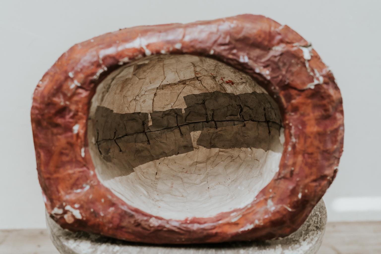Chapeau en papier mâché extra large du 19e siècle en vente 3