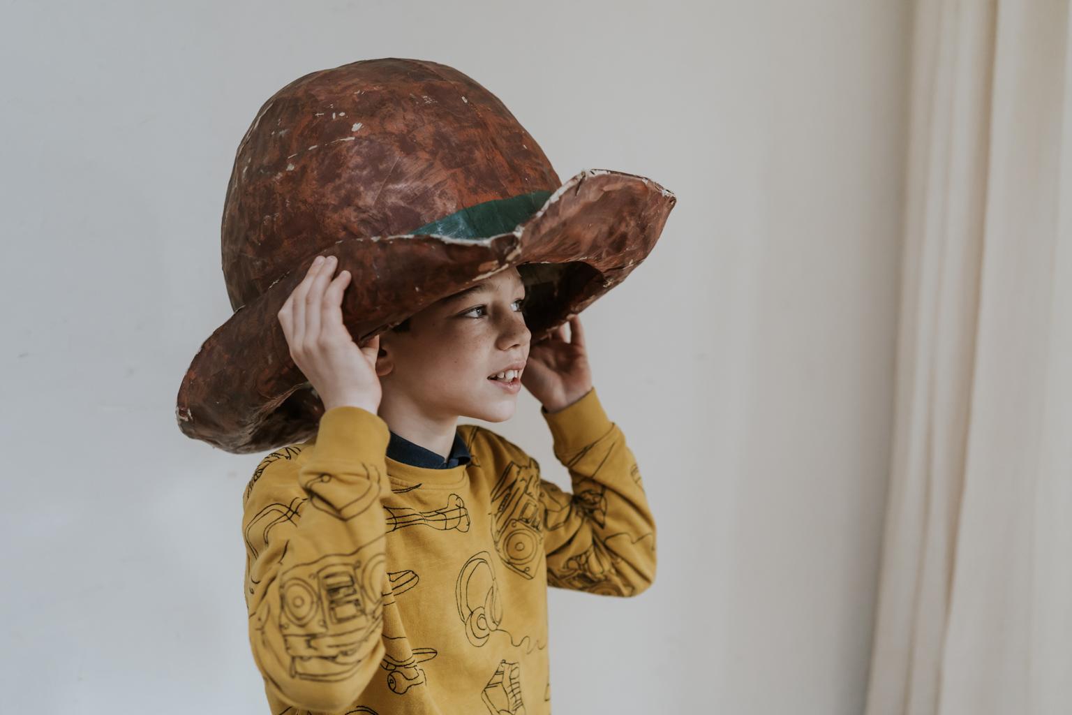 Pour les amateurs d'objets décalés et d'excentricités ... un très grand chapeau en papier mâché ... belle patine ...