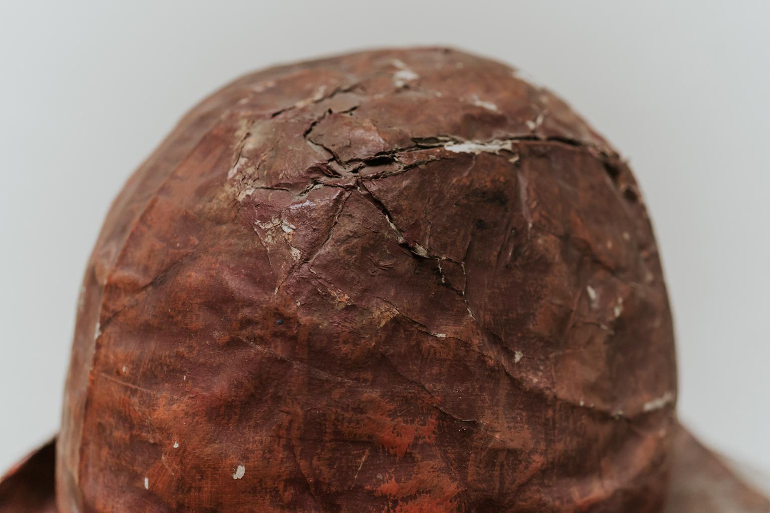 Chapeau en papier mâché extra large du 19e siècle en vente 1