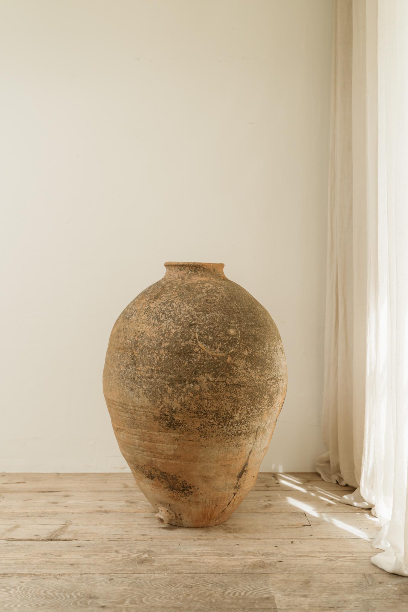 eine xxl spanische Terrakotta-Urne, diese wurden als Wein- oder Olivenöl-Behälter verwendet, sehr dekoratives Stück sowohl im Haus als auch im Freien, jetzt oft als Pflanzgefäße oder Gartenschmuck verwendet ...