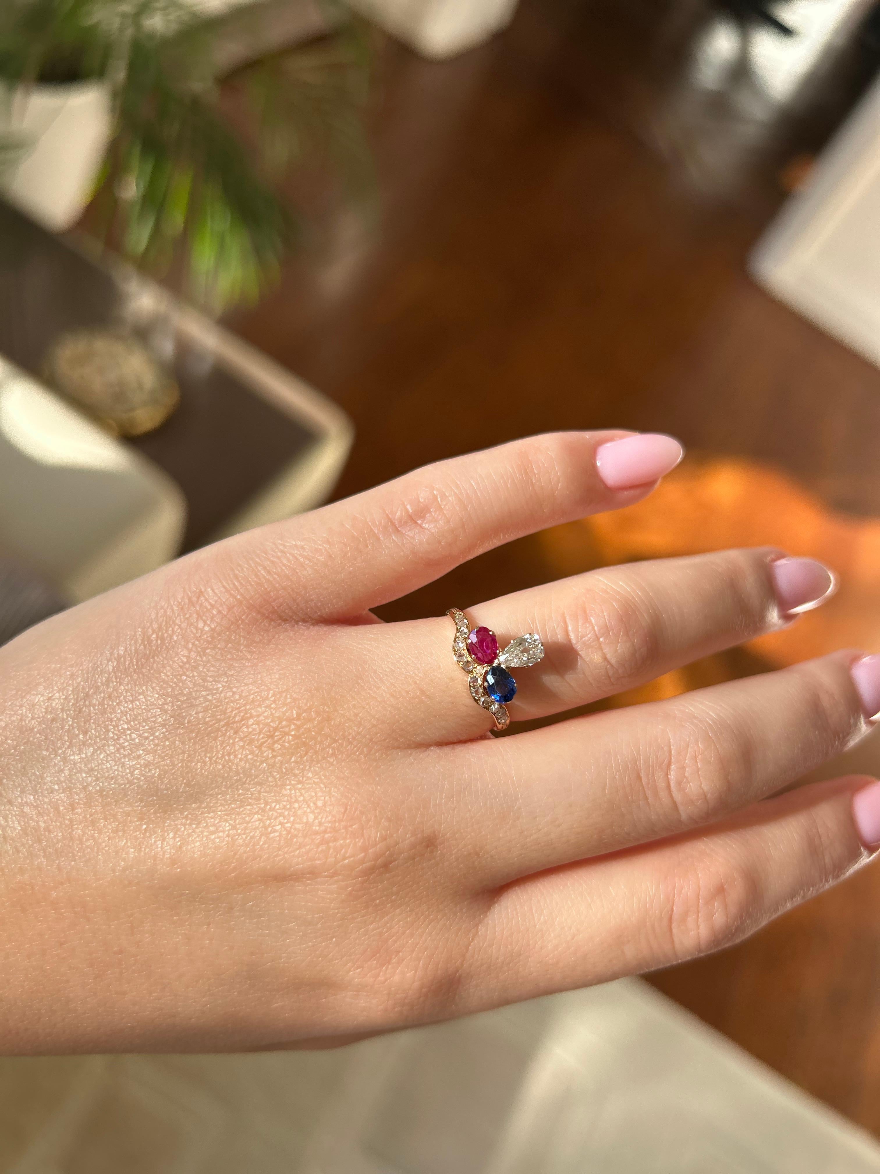 Bague de duchesse en or jaune du 19e siècle Rubis de Birmanie, saphir de Ceylan, diamants en vente 5