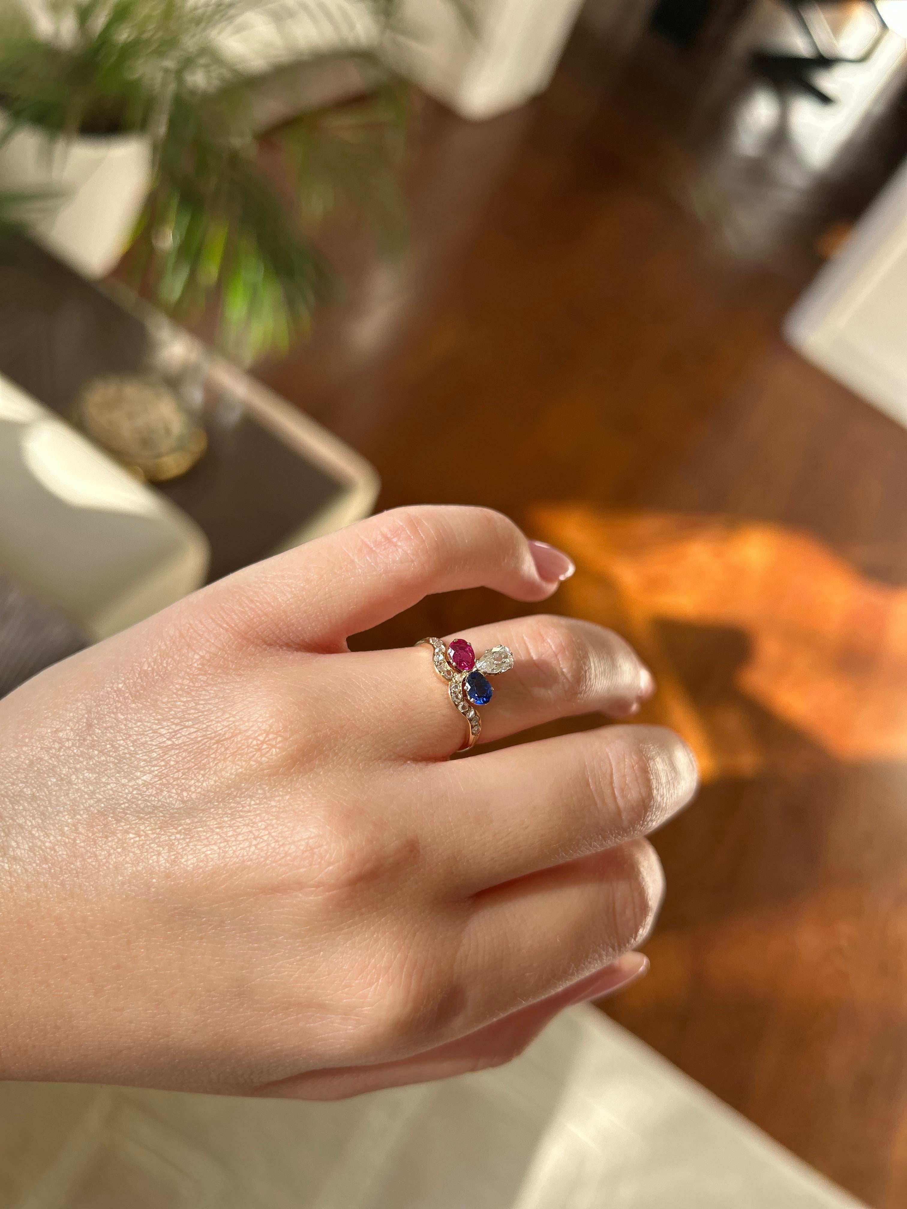 Bague de duchesse en or jaune du 19e siècle Rubis de Birmanie, saphir de Ceylan, diamants en vente 6