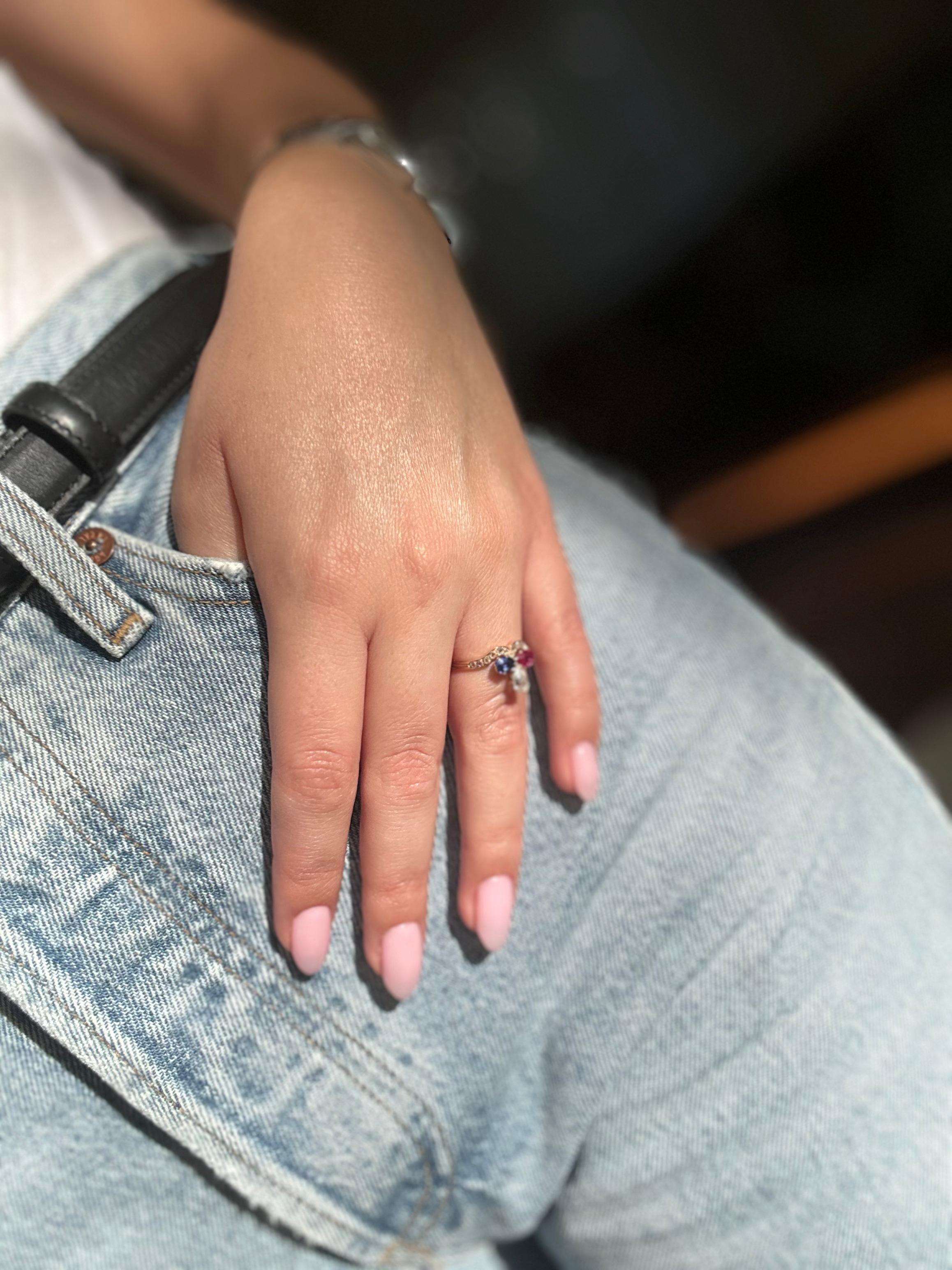 Bague de duchesse en or jaune du 19e siècle Rubis de Birmanie, saphir de Ceylan, diamants Bon état - En vente à MONTMORENCY, FR