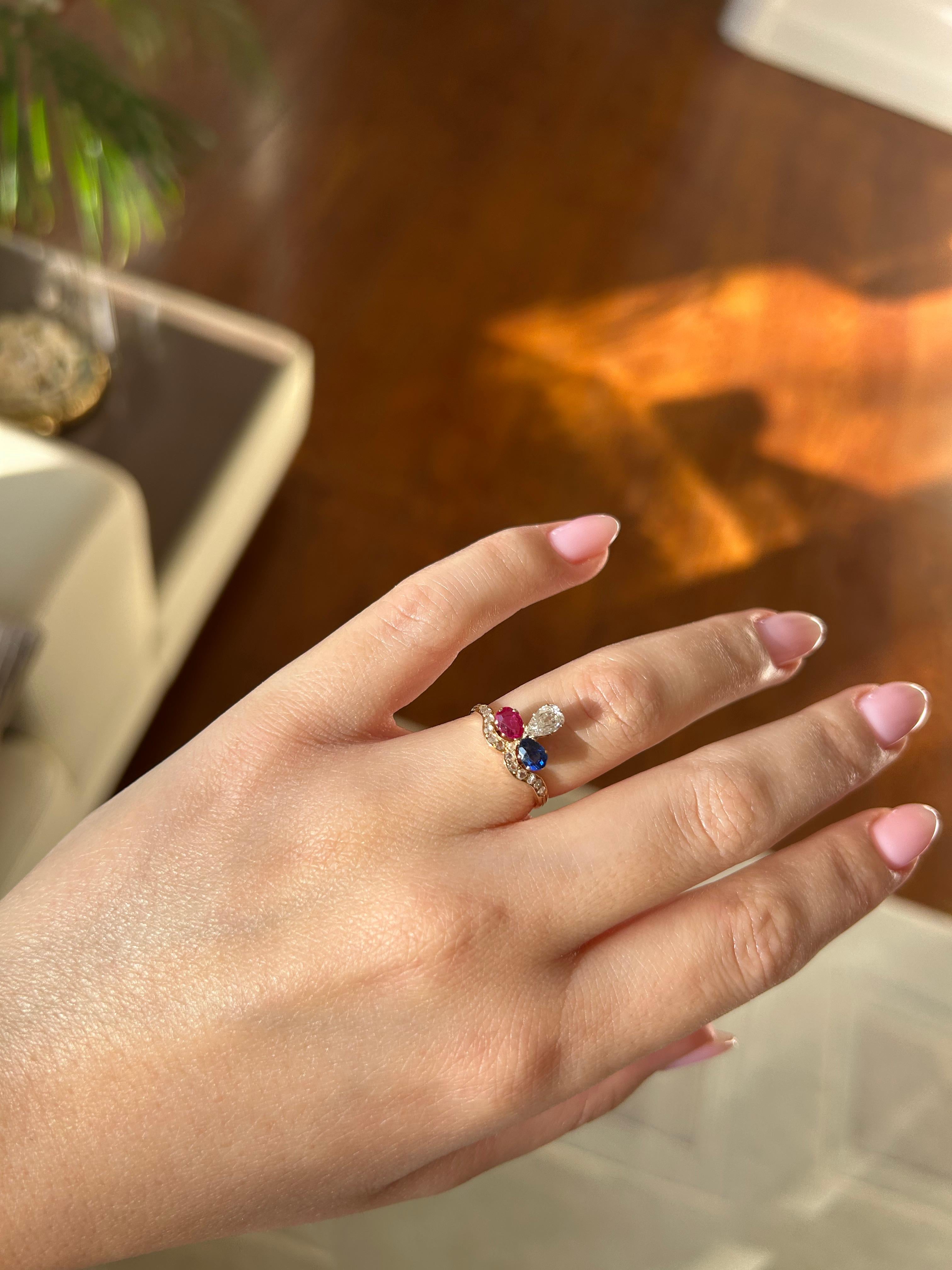 Victorien Bague de duchesse en or jaune du 19e siècle Rubis de Birmanie, saphir de Ceylan, diamants en vente