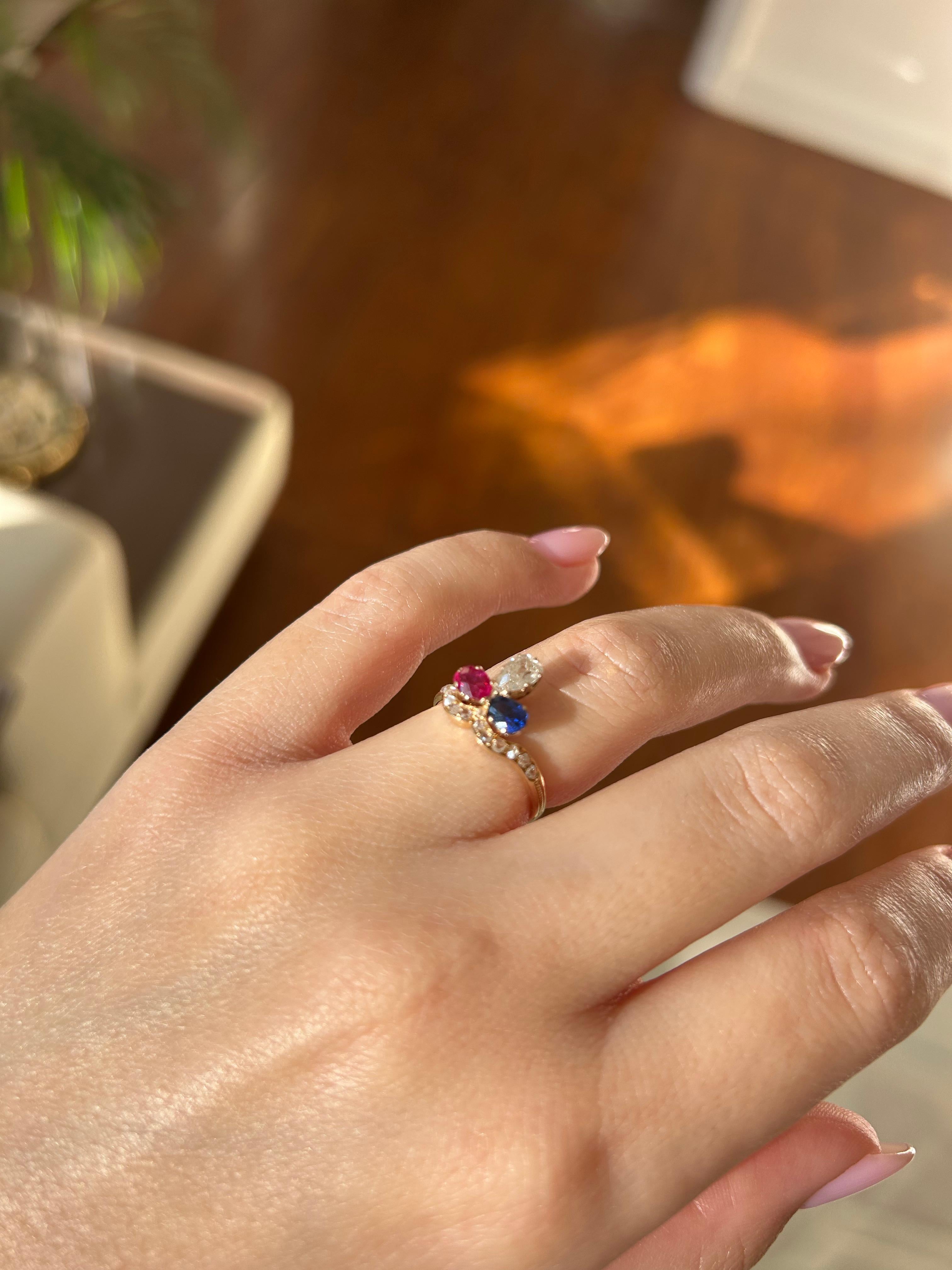 Bague de duchesse en or jaune du 19e siècle Rubis de Birmanie, saphir de Ceylan, diamants en vente 4