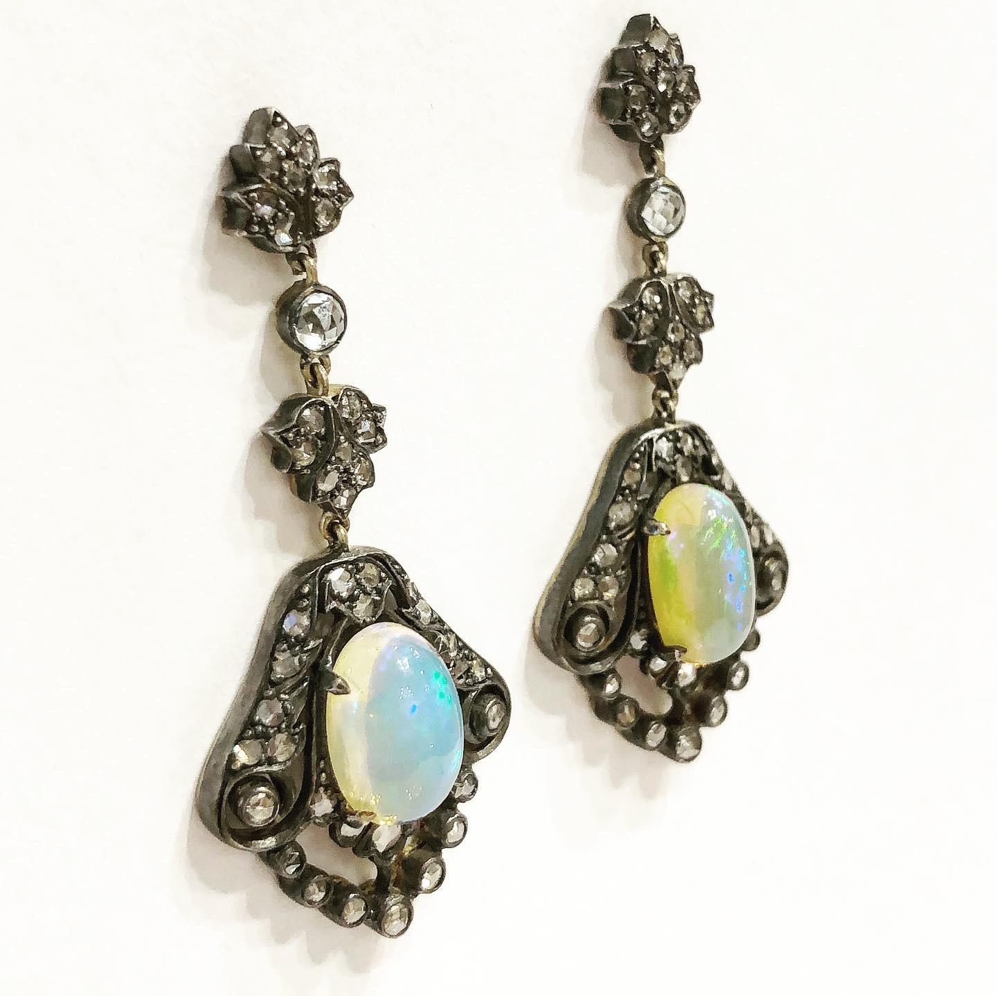 Dainty 18 karat yellow gold, silver, opals and diamonds stud drop earrings.
Metal: 18k gold, silver.
Stud and clutch system.
Probably France, 19th century, circa 1840. Condition: Good.
Old mine cut diamonds. Cabochon cut opal.
Total
