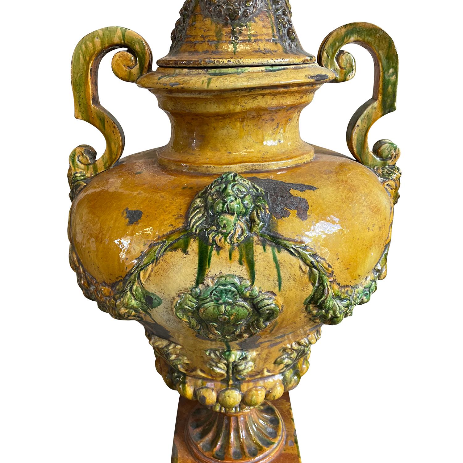 XIXe siècle Paire d'urnes italiennes anciennes en céramique jaune du 19ème siècle - Ornements de jardin en vente