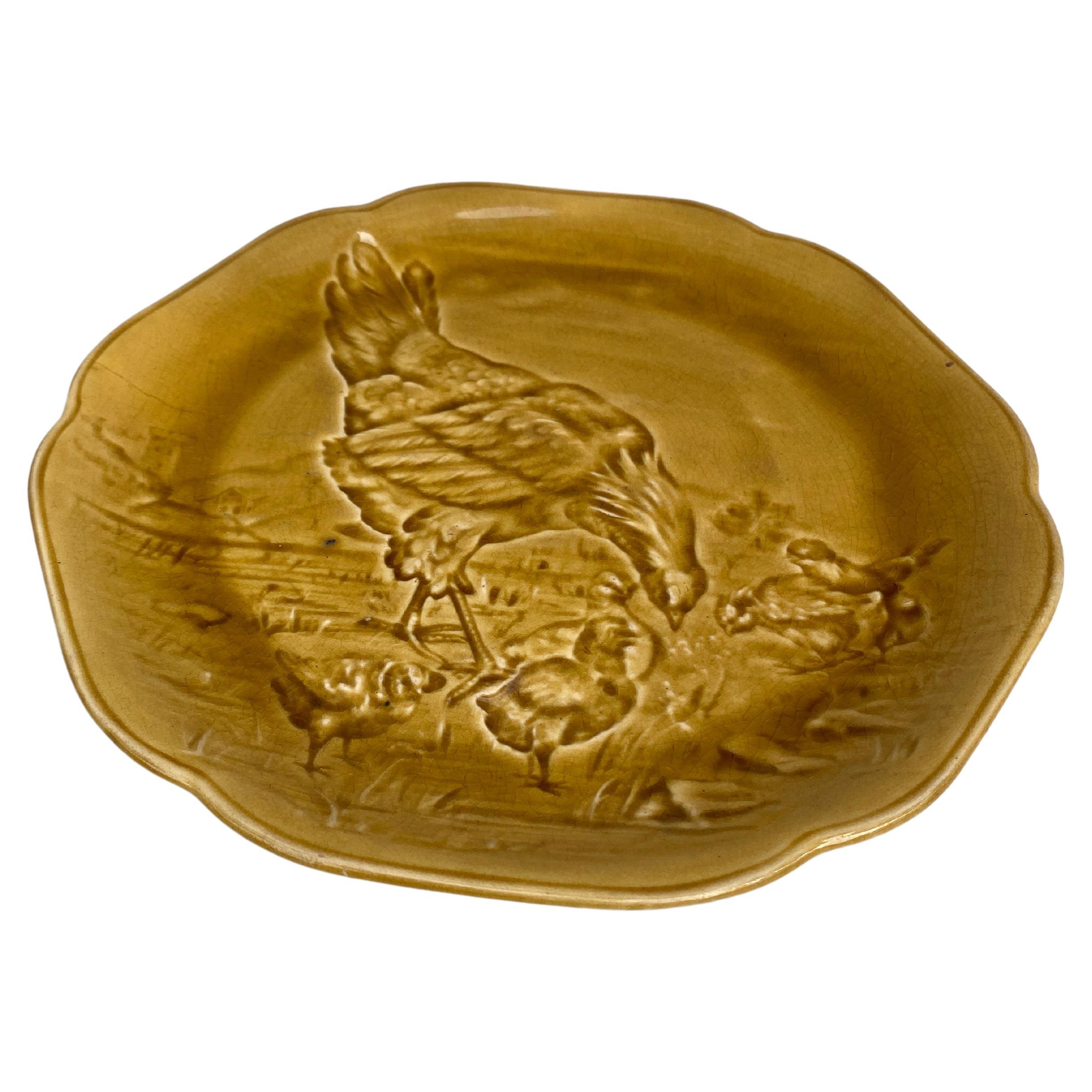 Schöner gelber Majolikateller mit Henne und Küken, signiert Hippolyte Boulenger Choisy-le-Roi, um 1890.
Die Manufaktur von Choisy-le-Roi war eine der wichtigsten Manufakturen am Ende des 19. Jahrhunderts, die sehr hochwertige Keramik aller Art wie