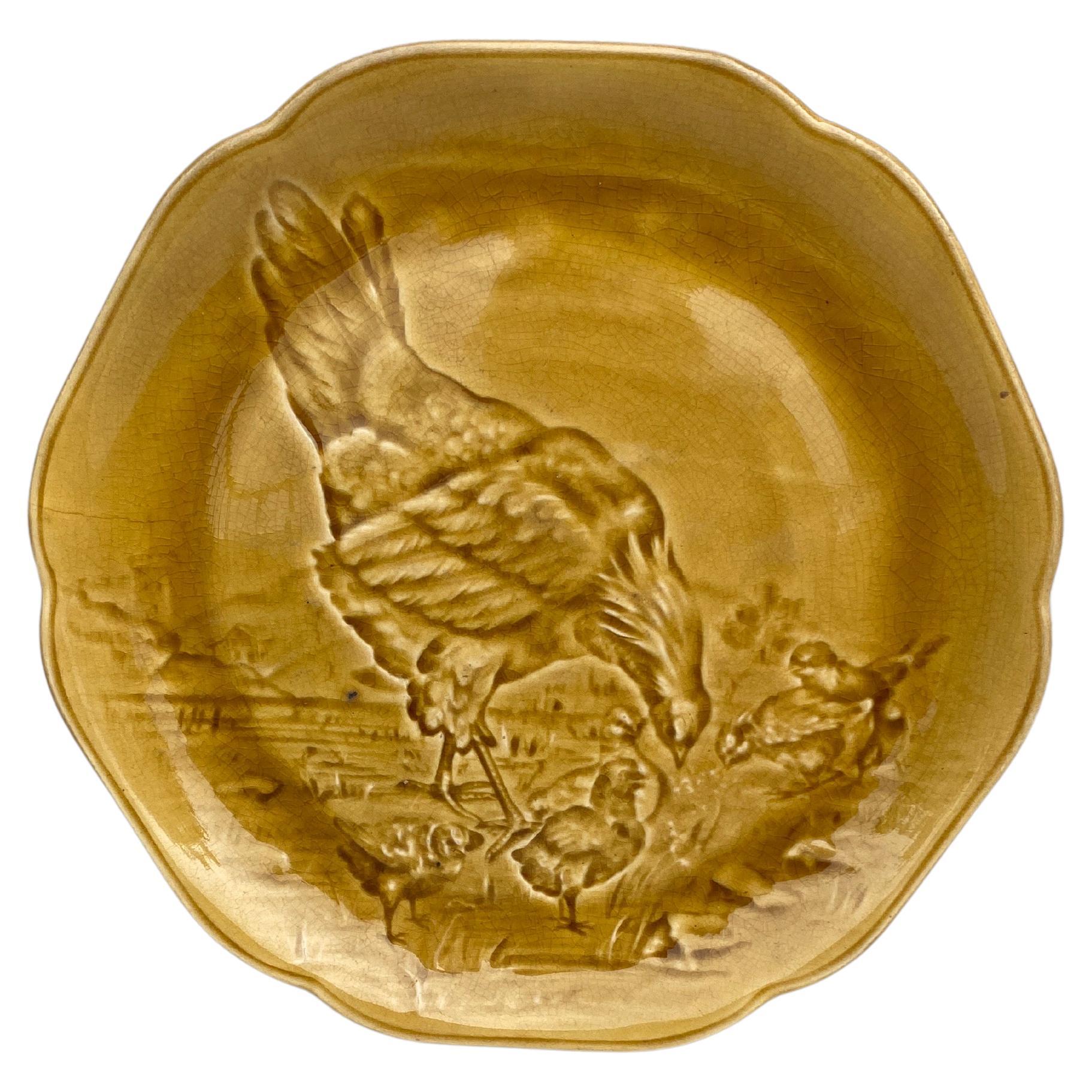 Assiette en majolique jaune « Hen & Chicks » Choisy Le Roi du 19ème siècle en vente
