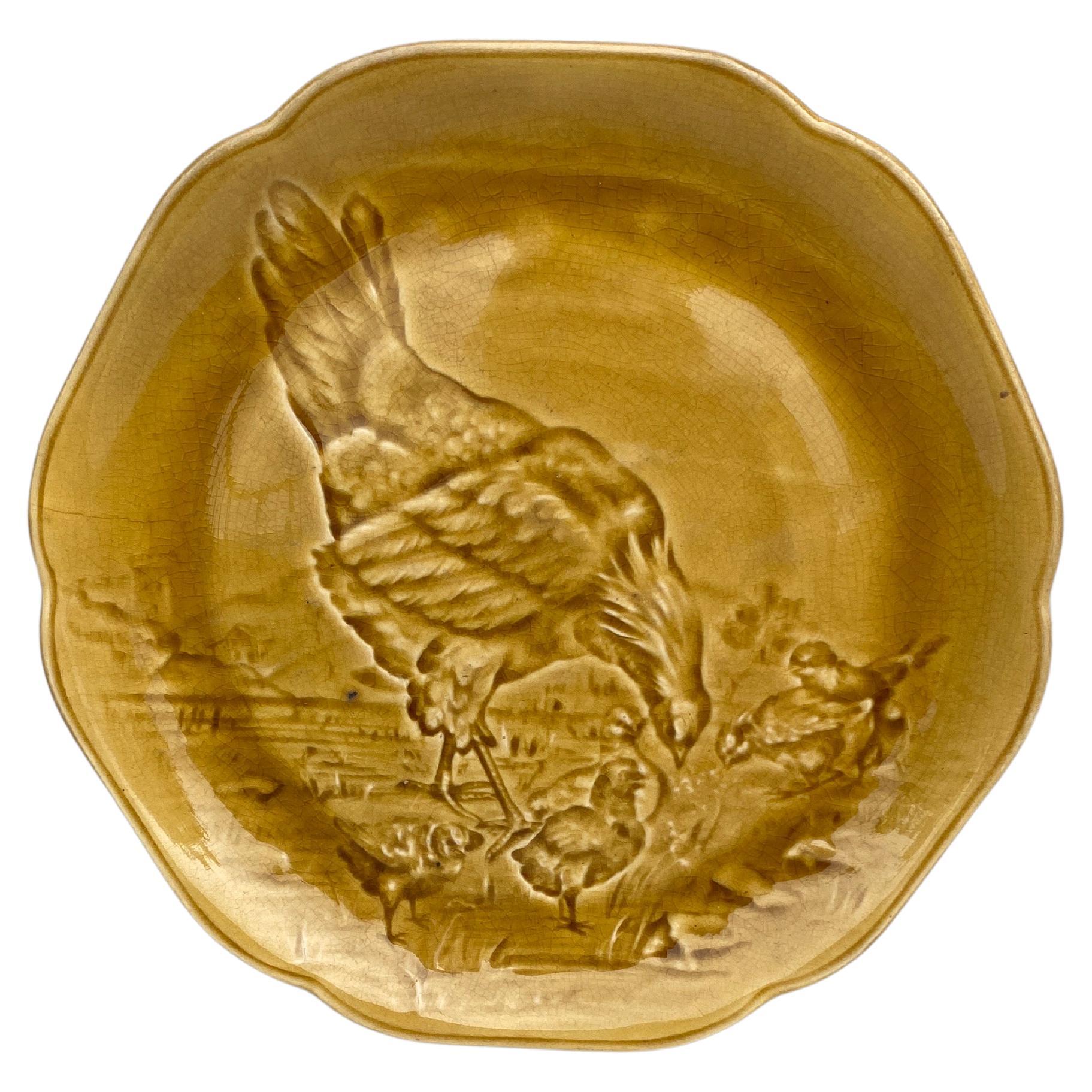 Piatto in maiolica gialla del XIX secolo con gallina e pulcini di Le Roi